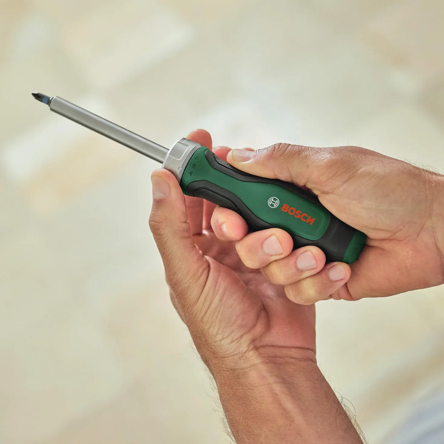 Bosch wkrętak z grzechotką (wkrętak z grzechotką oferujący wys. moment obr. 36 Nm i zapewniający efekt. wkręcanie, 36-zębowa przekładnia, magn. uchwyt do końcówek, ergon. miękka. rękojeść Softgrip)