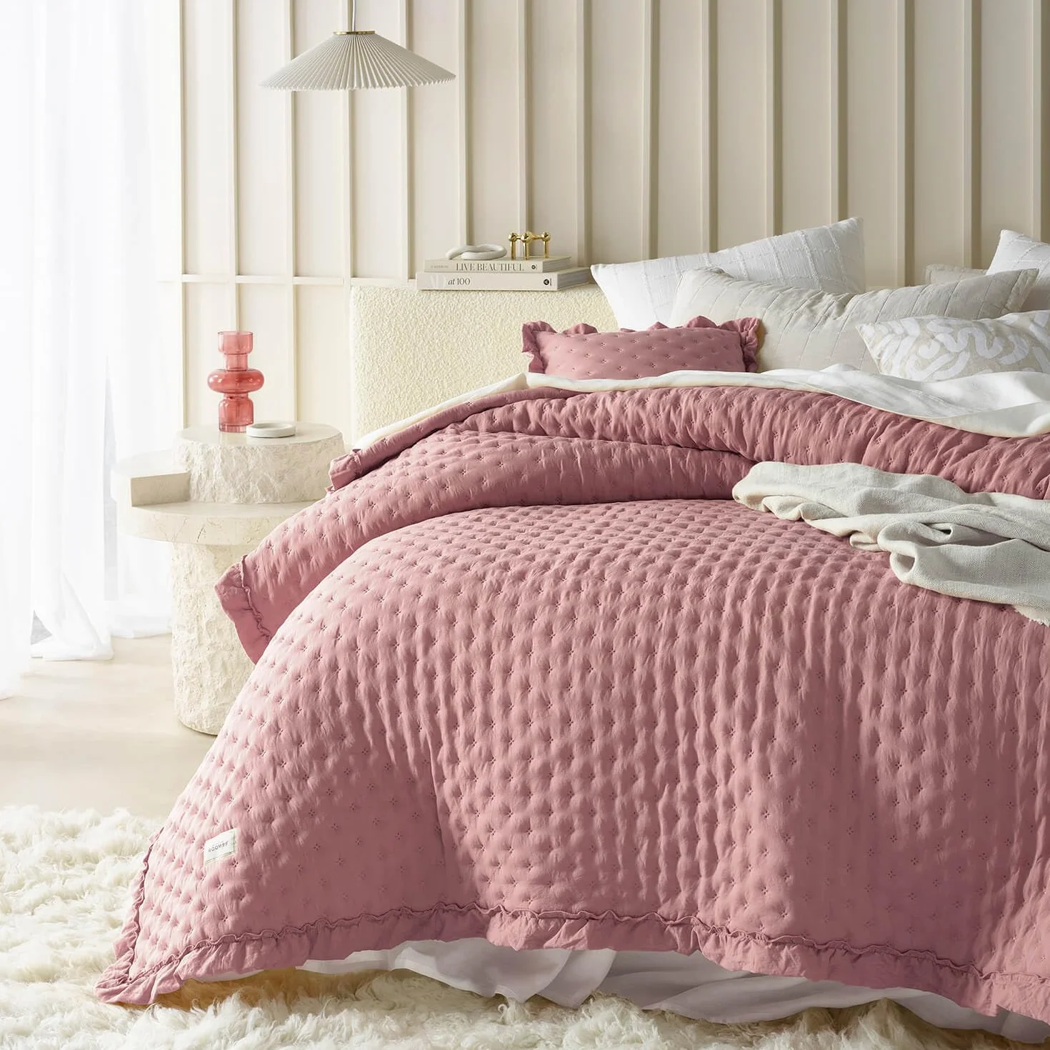 ROOM99 Molly elegancka narzuta w kolorze różowym, 170 x 210 cm, wszechstronna narzuta na łóżko lub sofę, pikowana, idealna jako narzuta na łóżko i sofę