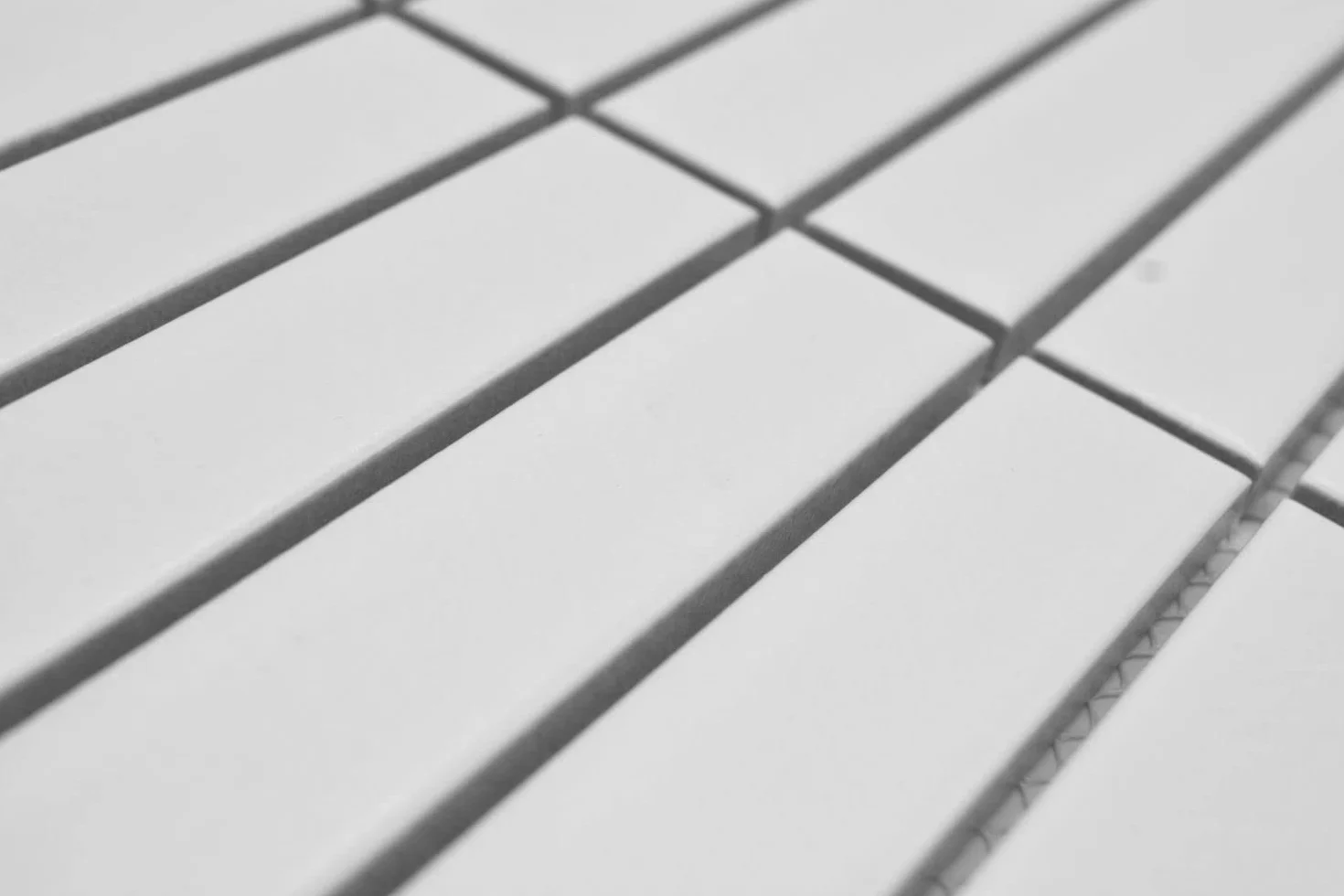 Mozaika biała o wyglądzie pałeczek, ceramiczna, matowa, prostokątna, na podłogę, do kuchni, łazienki,