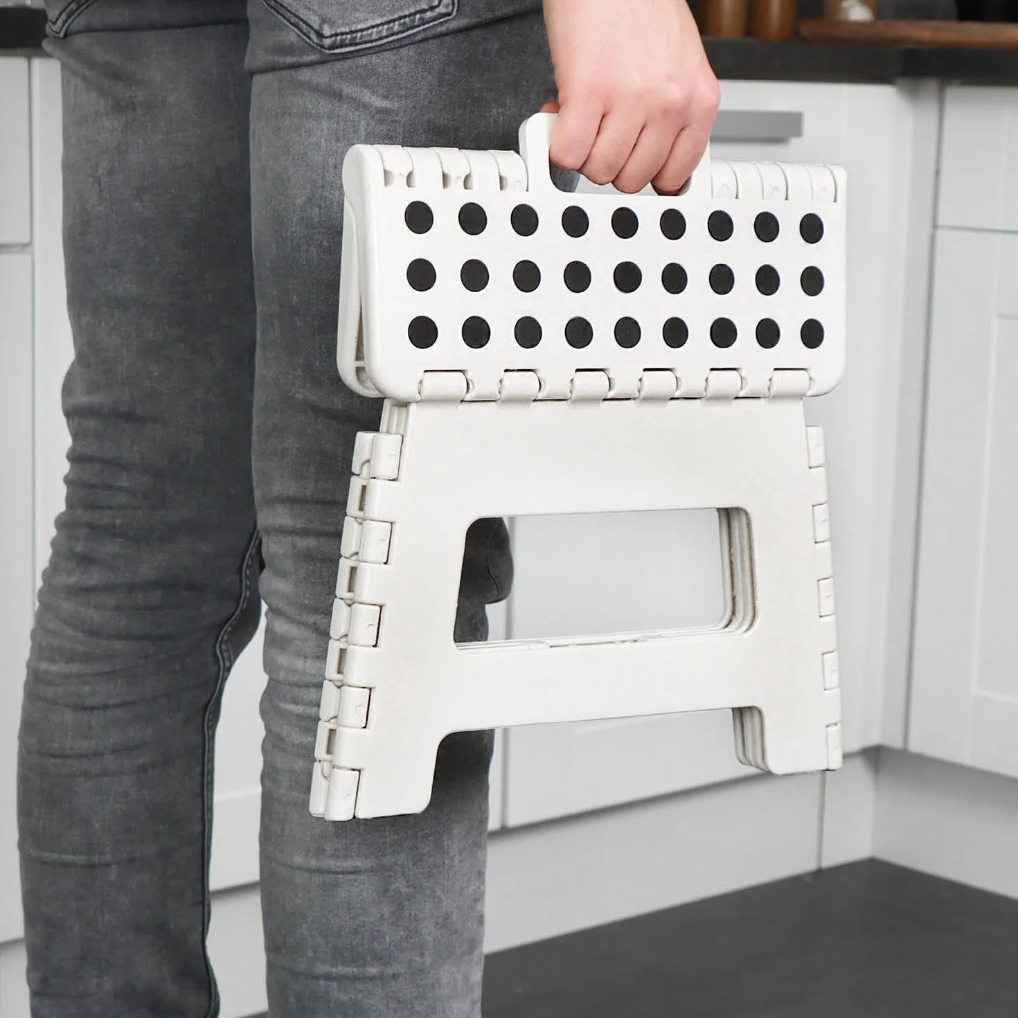COM-FOUR® skladany stopien z gumowymi wypustkami - skladany stolek - przenosna pomoc do wspinaczki - antyposlizgowy skladany stolek - nosnosc do 150 kg (31x22x22cm bialy - 01 szt)
