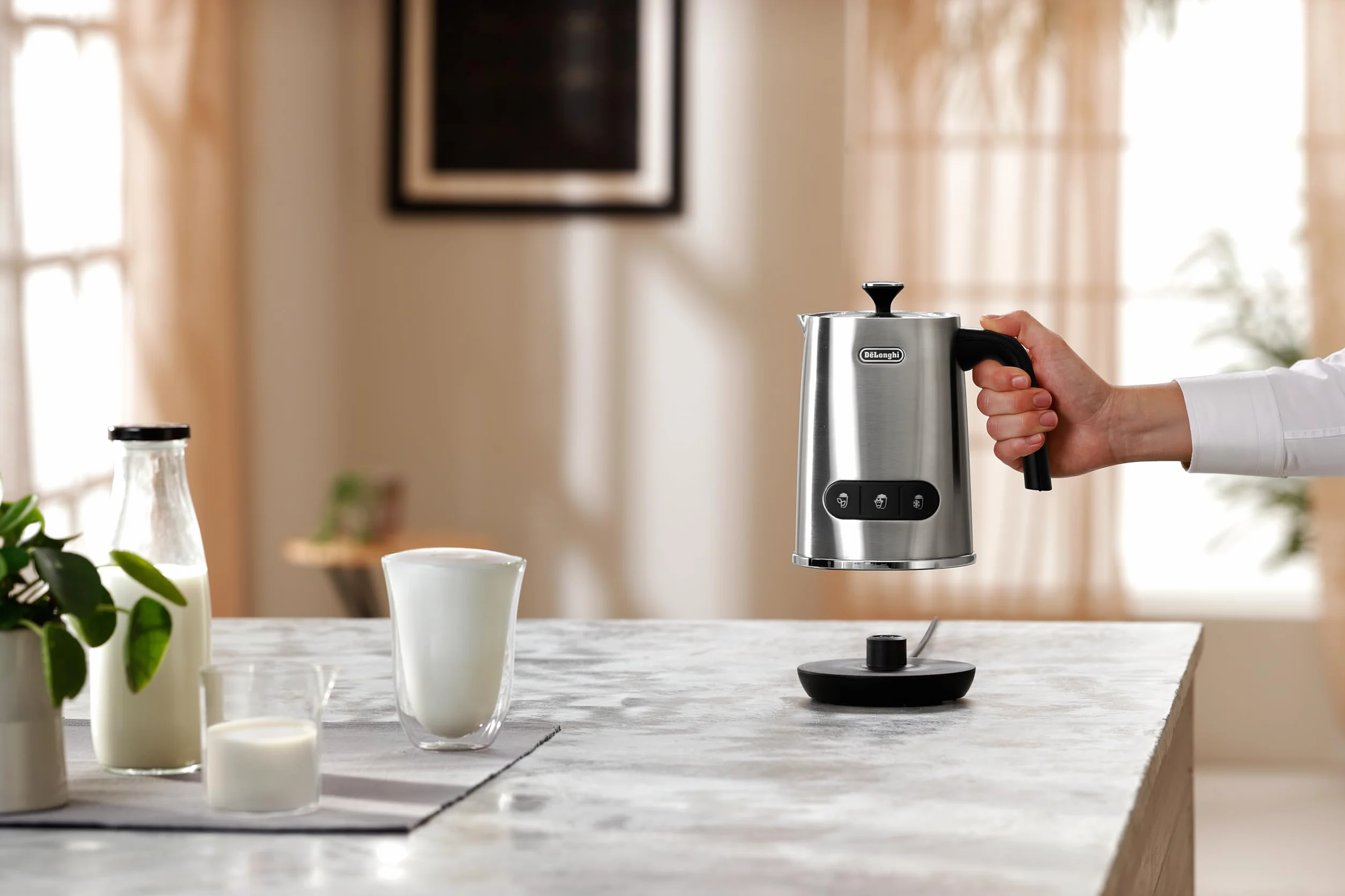 De'Longhi LatteMix EMF3.M elektryczny spieniacz do mleka i warzyw, łatwe czyszczenie, przezroczysta pokrywka, 3 przyciski, 250 ml, biały