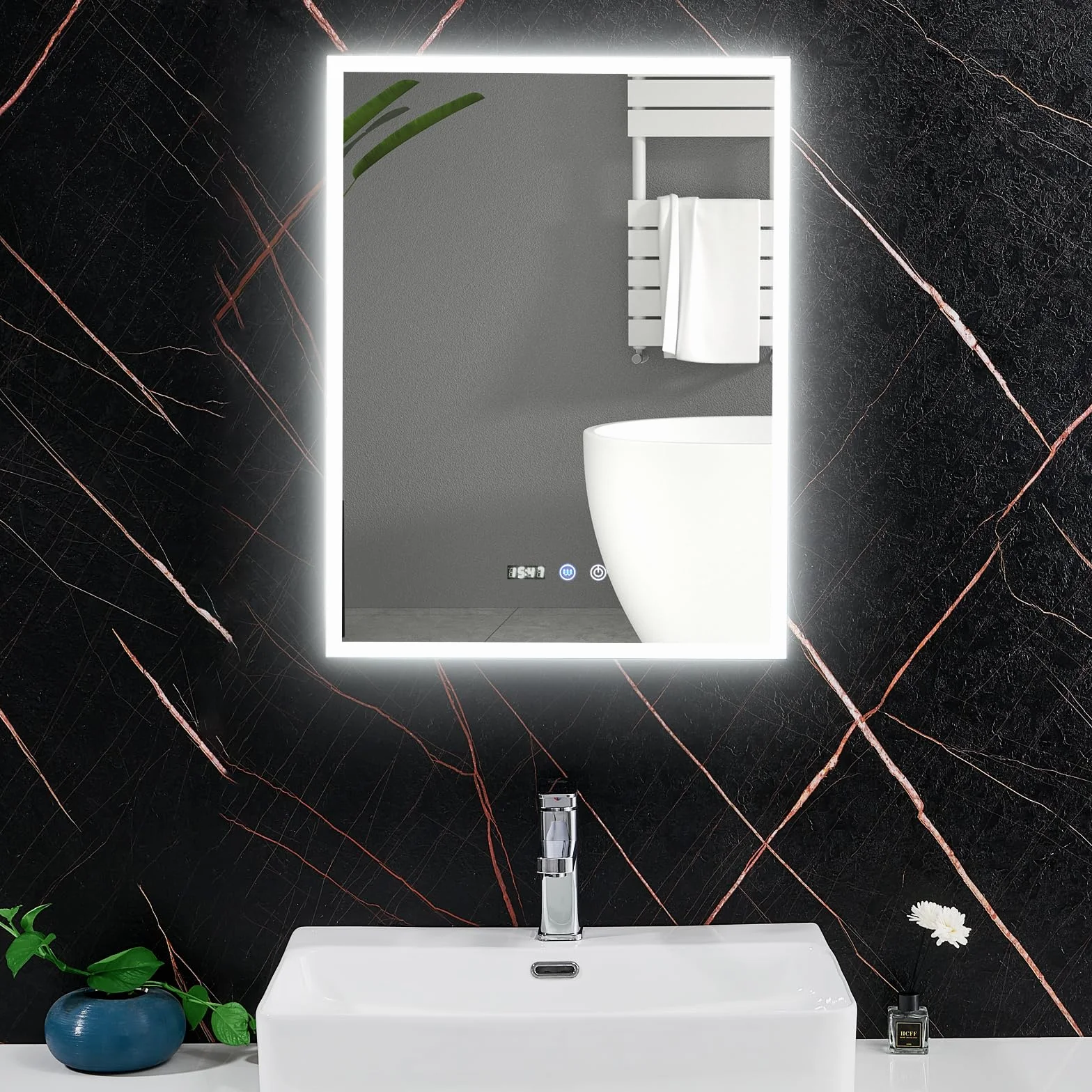 Szafka łazienkowa z lustrem z oświetleniem LED i gniazdem golarki 500 x 650 mm, biała szafka ścienna z cyfrowym zegarem i wyświetlaczem temperatury, aluminiowe ramy