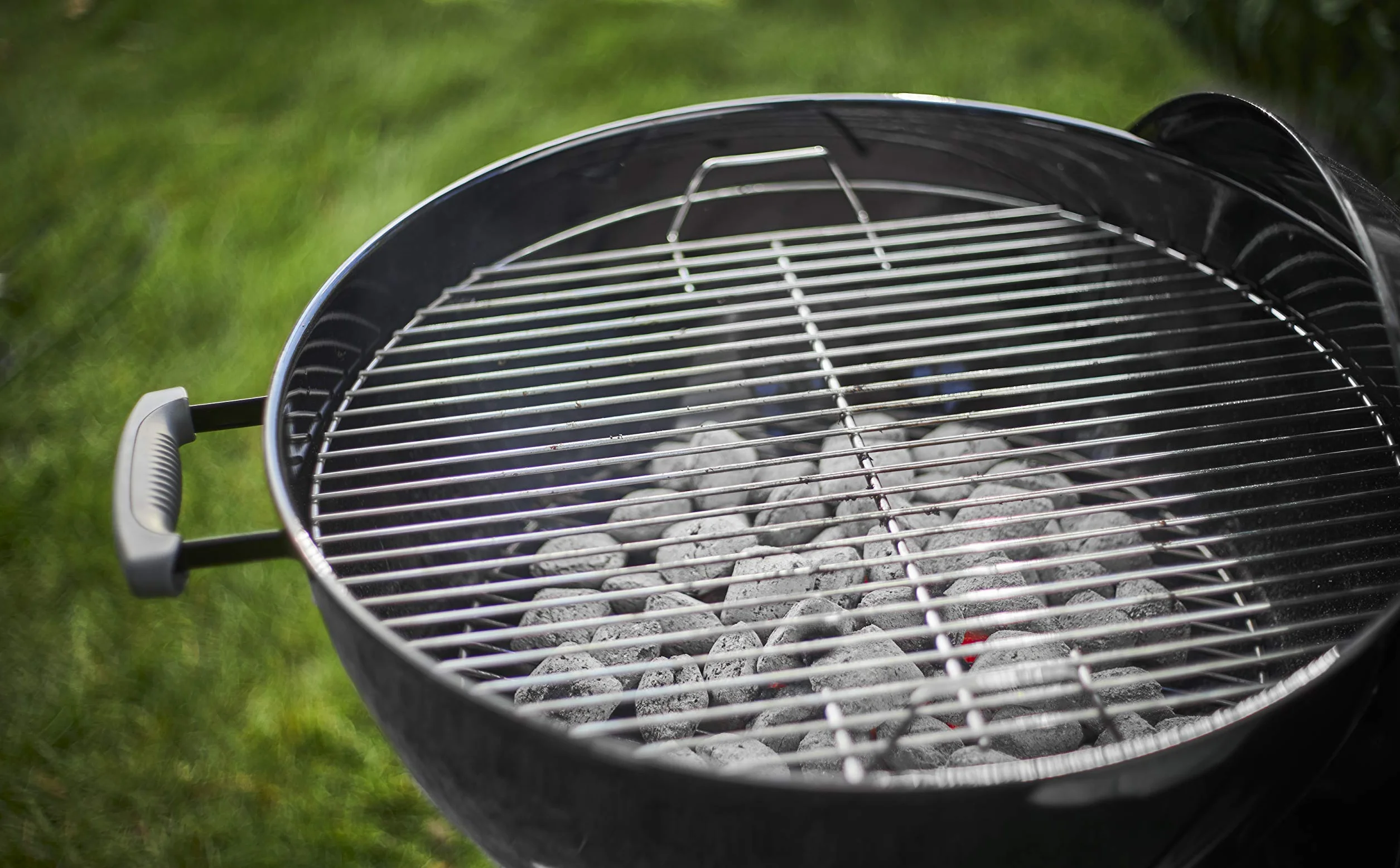 Weber Grill Węglowy Weber Original Kettle, Pokrywa i Misa Pokryte Emalią Porcelanową, Powierzchnia Grillowania 47cm, System Czyszczenia One-Touch, Termometr w Pokrywie, Stojak Trójnożny, Kółka, Czarny