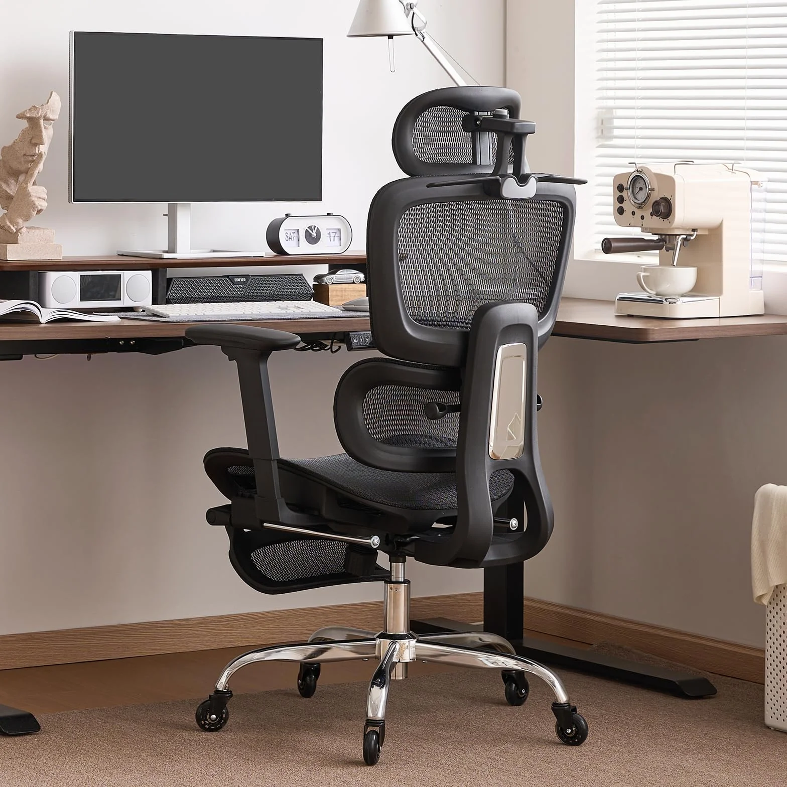 LarkLeaves Ergonomiczne Krzesło Biurowe z Podnóżkiem, 5-Stopniowe Regulowane Oparcie, 2D Podparcie Lędźwiowe, 3D Podłokietniki, Siatka z Poduszką na Szyję i Gumowe Kółka, Odchylenie 145°, Czarne
