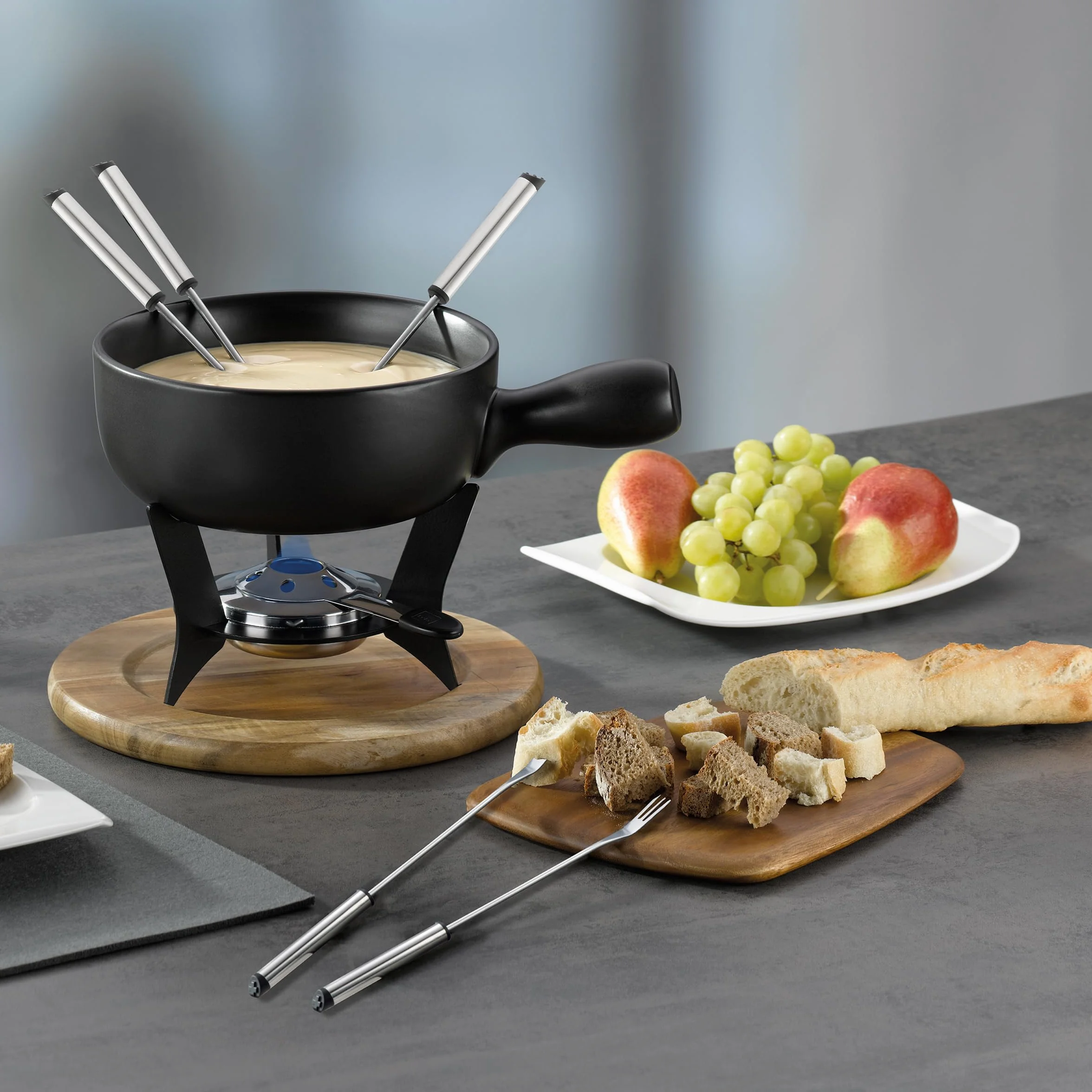 kela Country zestaw do fondue serowego, 10-częściowy, średnica 25 cm, 2 l, ceramika, czarny, ogniotrwały garnek, palnik do pasty, podstawka z drewna akacjowego, 6 widelców do fondue, 16640