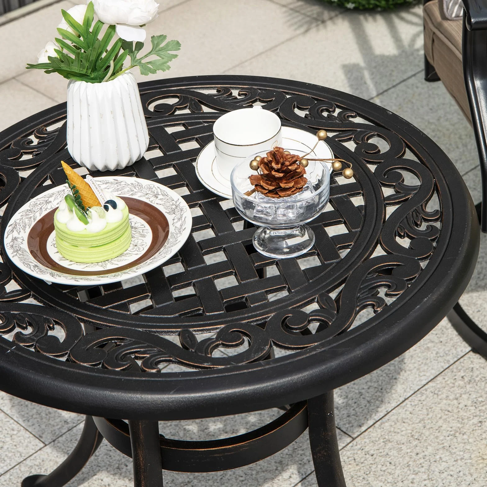 GIANTEX Stół ogrodowy, odporny na działanie warunków atmosferycznych, stół bistro z odlewu aluminiowego, okrągły stół balkonowy z regulowanymi poduszkami na nogi, stół tarasowy, do użytku na zewnątrz