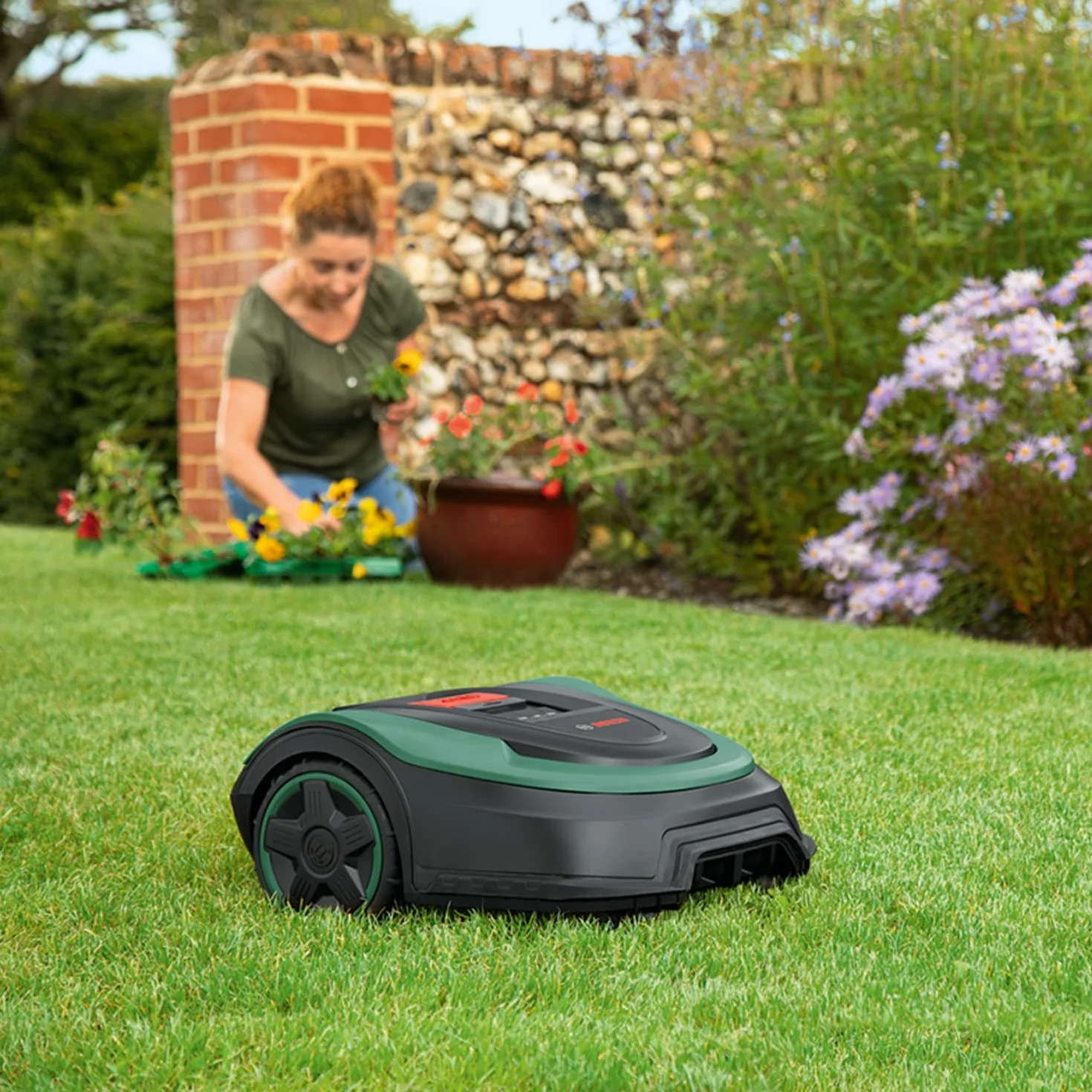 Bosch Home and Garden automatyczna kosiarka trawnikowa Indego S+ 500 (z akum. 18V i funkcją aplikacji, stacja ładująca w zestawie, szer. koszenia 19cm, do trawników o powierzchni do 500m², w kartonie)
