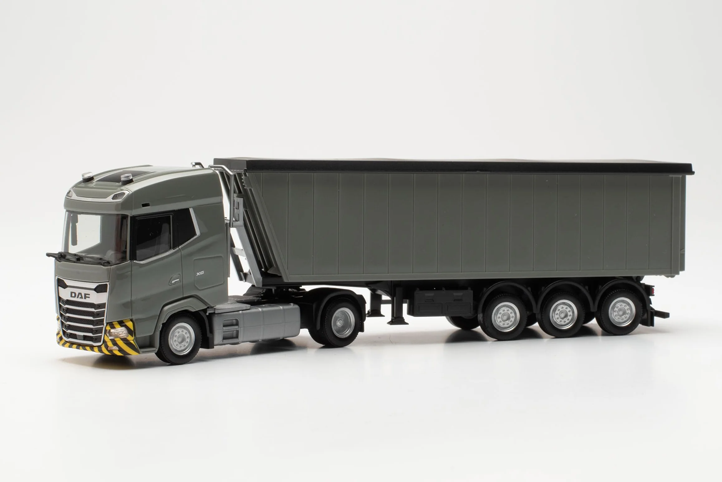 herpa Model ciężarówki DAF XG podsiodłowy, miniaturowy w skali 1:87, artykuł kolekcjonerski, wyprodukowano w Niemczech, tworzywo sztuczne