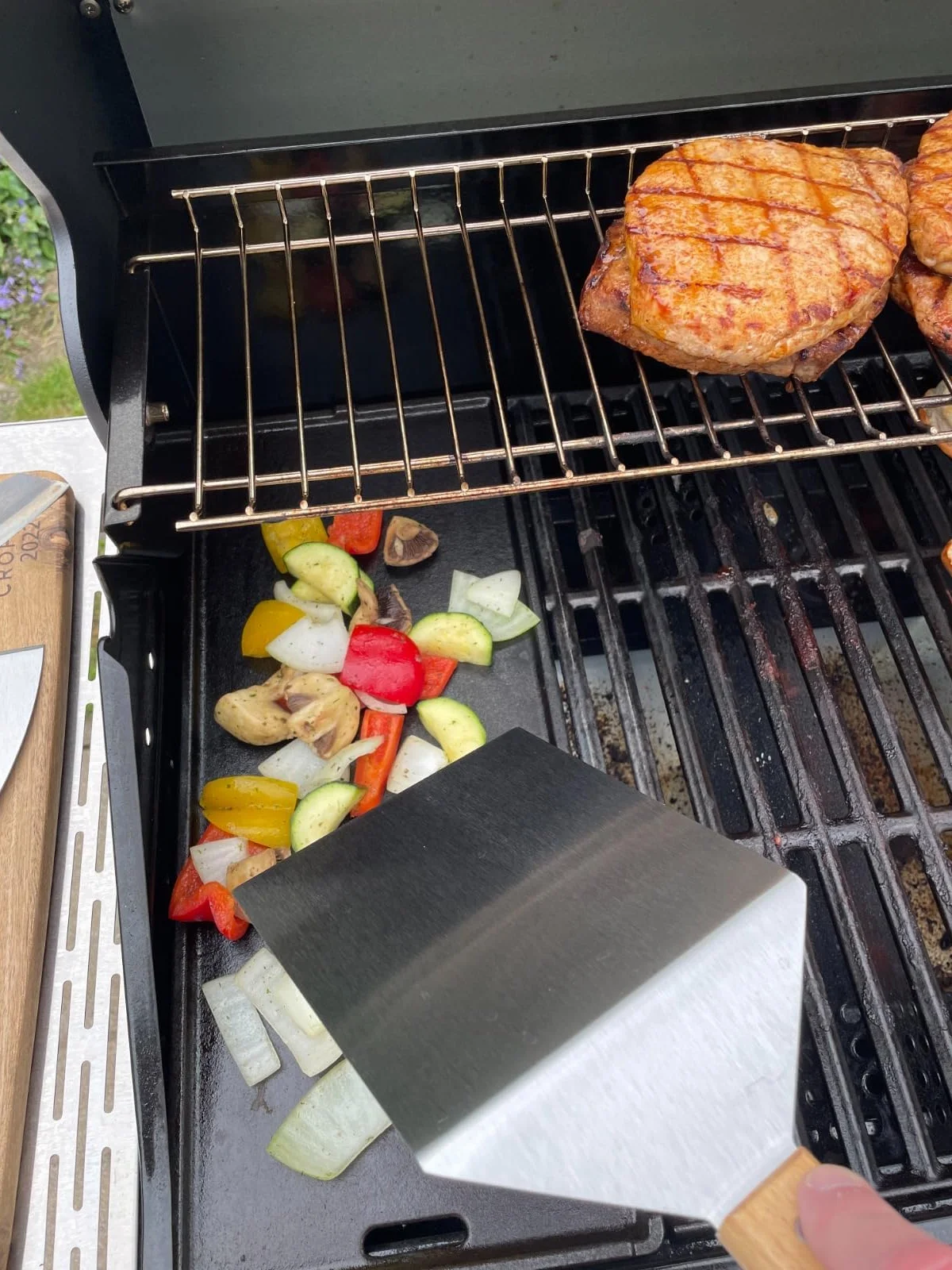 DREIBERG Zestaw burgerów z drewna bukowego i stali nierdzewnej do planchy, grilla gazowego, teppanyaki wraz z zestawem szpachli do grilla, papier do burgerów, dzwonków do wytapiania, prasy do grilla