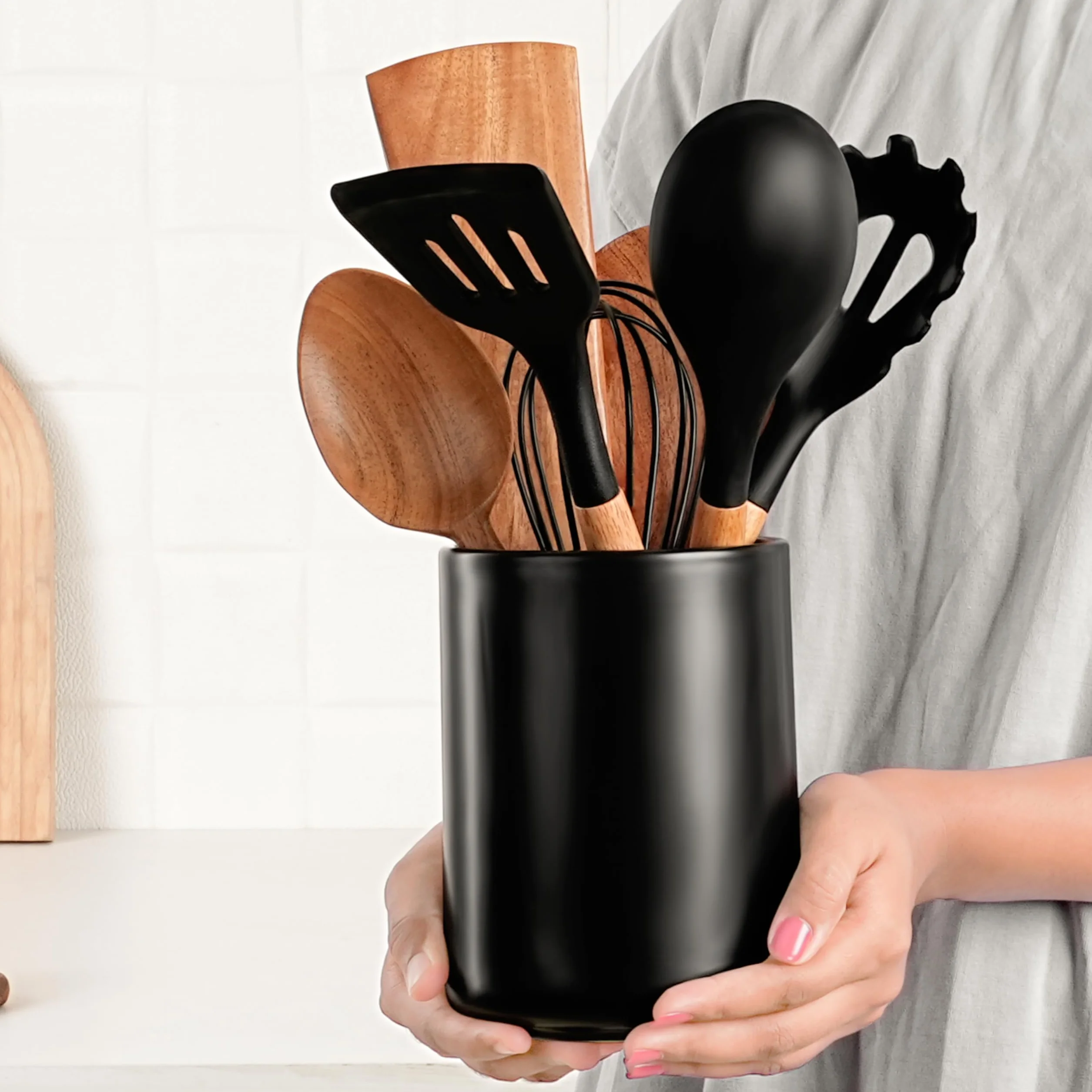 Winter Shore ceramiczny stojak na sztućce porcelanowy organizer na narzędzia kuchenne czarny