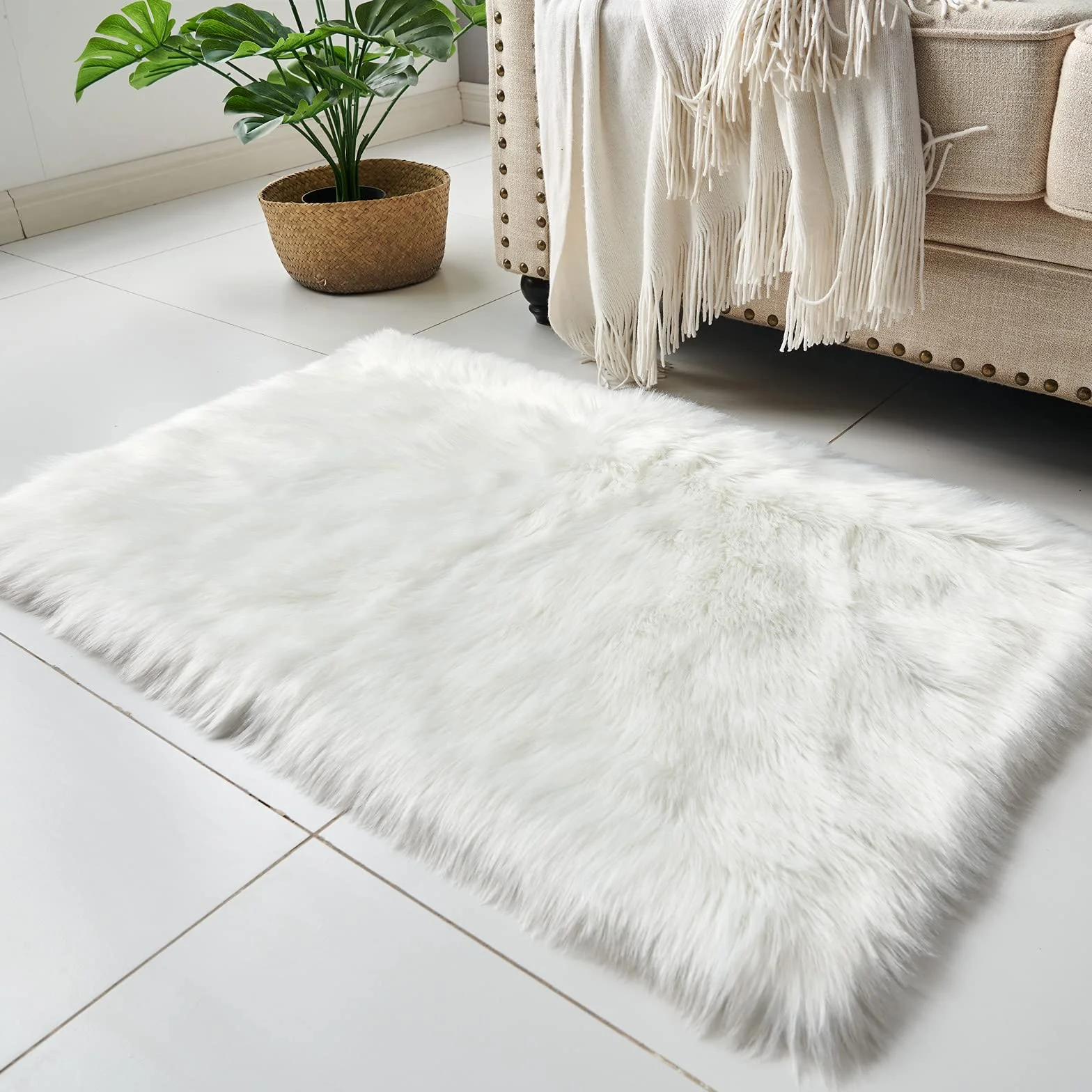 Dywan - sztuczne owcze futro, przyjemne, miękkie, długie runo - dywanik przed łóżko, tapczan, do salonu, mata na sofę (kolor: biały, 60 x 90 cm)