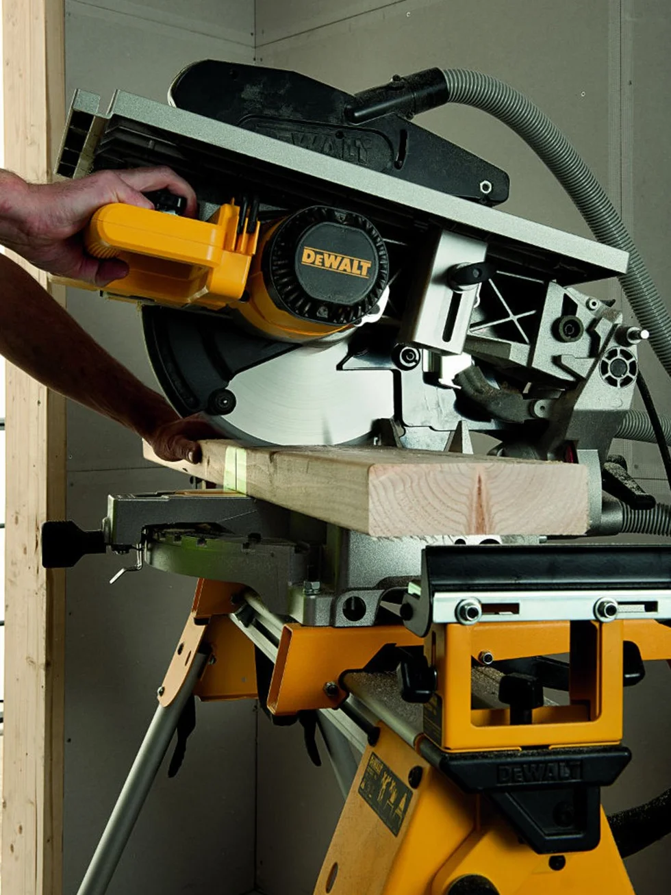 Dewalt Piła Ukośnica, 1600 W, 220 V, Wielokolorowy, ‎66 x 56 x 45 cm; 19.5 kg, 1 Sztuka