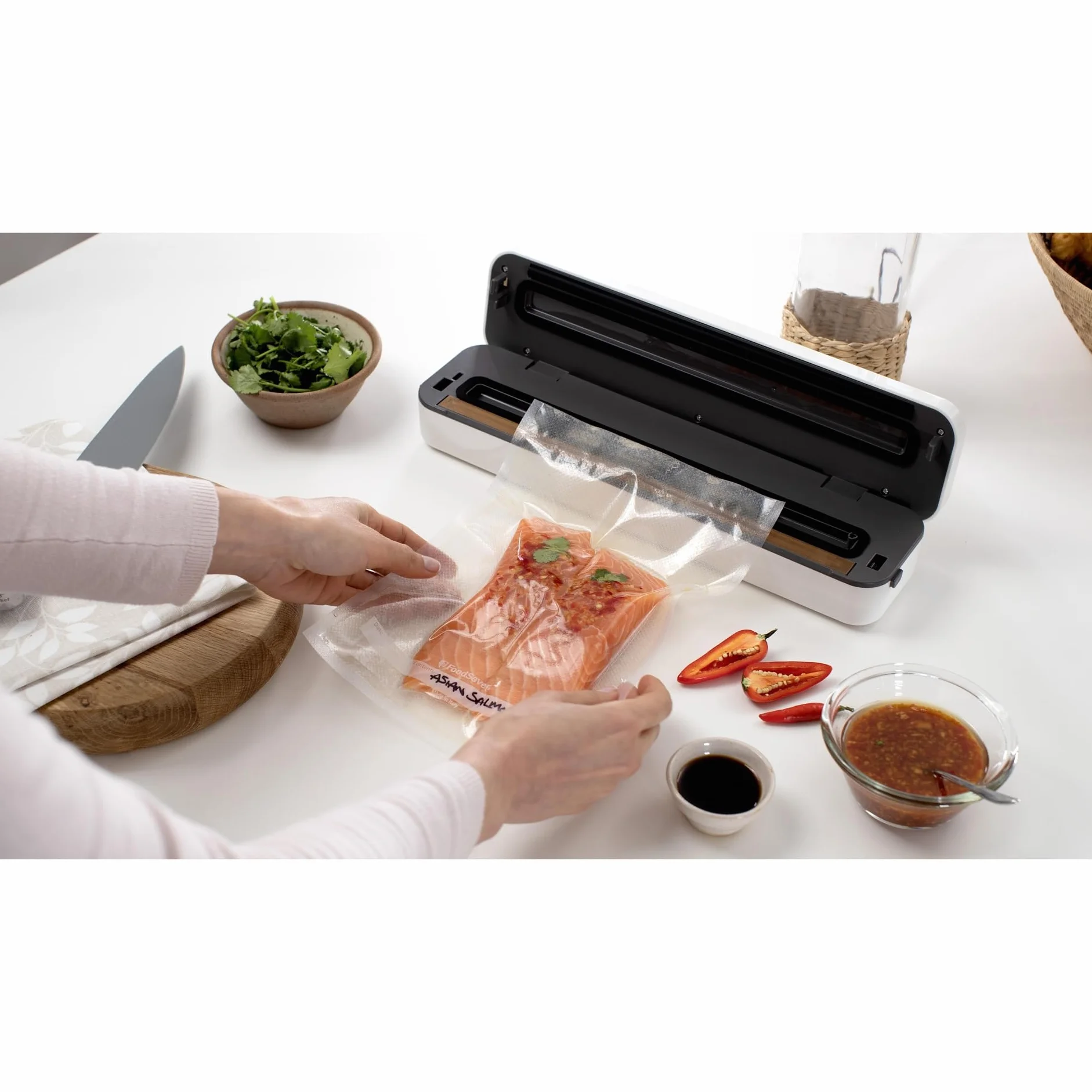 FoodSaver Pakowanie próżniowe na co dzień | Utrzymuje świeżość żywności do 5X dłużej* | Kompaktowa konstrukcja | Z 5 workami do pakowania próżniowego (0,94 l i 3,78 l) | VS0290X