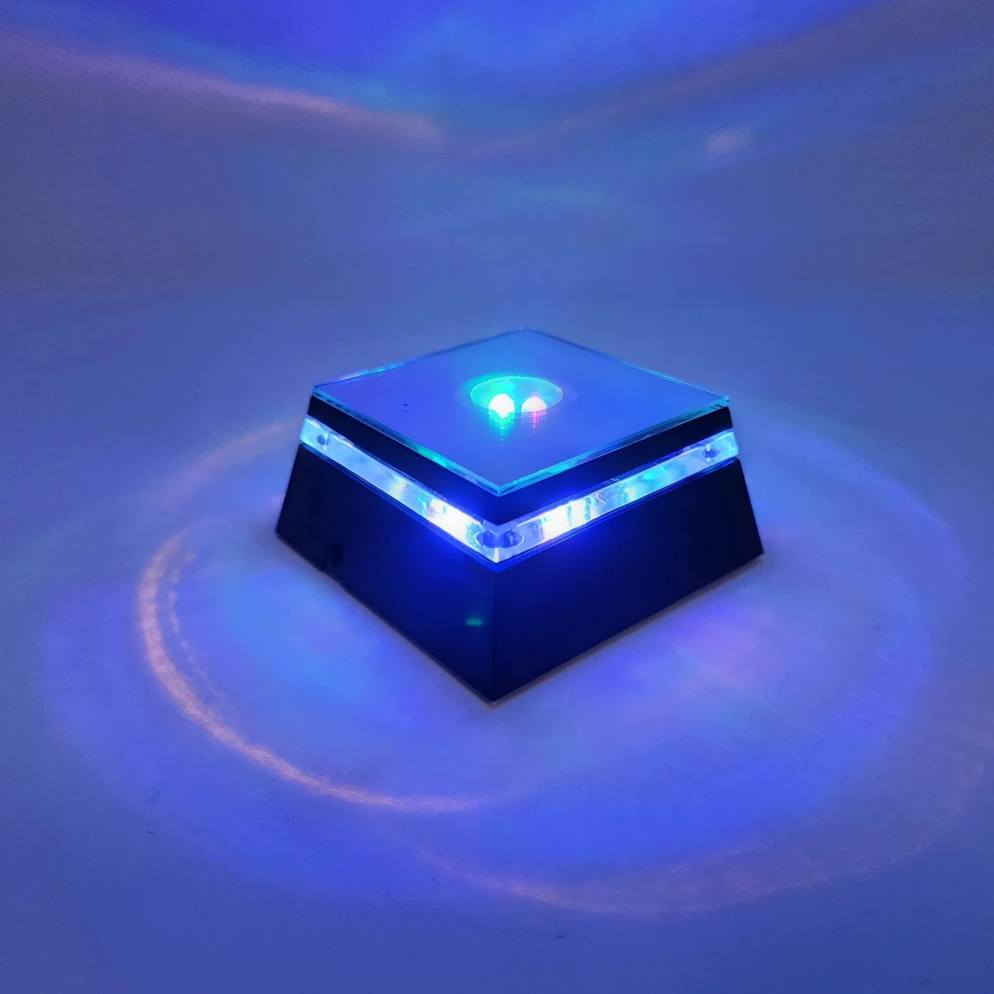 Podstawa z oświetleniem LED do podświetlania szklanych figurek, zmiennymi kolorami z 3 diod LED, kolor czarny
