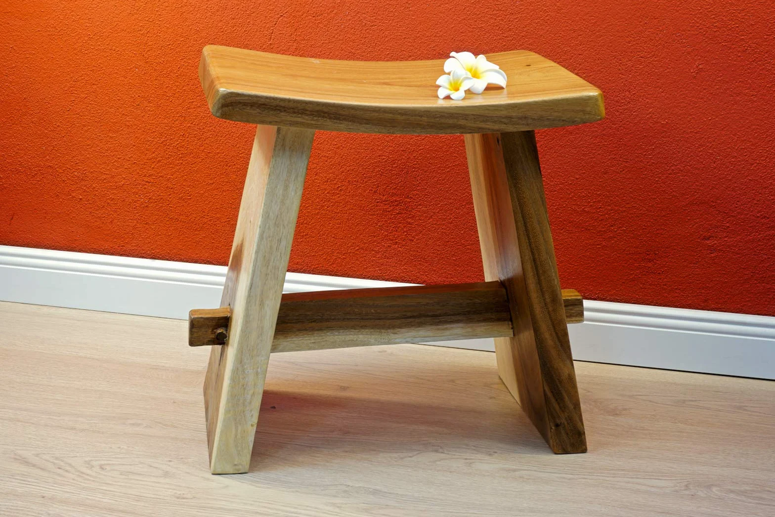 Kinaree Japan Teak Taboret Suzie – 41 cm taboret z drewna tekowego z zakrzywionym siedziskiem – nadaje się również jako taboret łazienkowy lub podnóżek