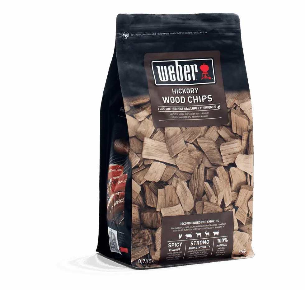 Weber Wiórki z Drewna Hickory (Opakowanie 700g) - do mięsa wołowego, wieprzowego, dzikiego i drobiu, intensywny, lekko słodki aromat, z 100% naturalnego drewna (17624)