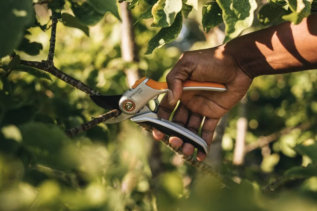 Fiskars Sekator boczny do świeżych gałęzi i gałązek, powłoka antyadhezyjna, stalowe ostrza/aluminiowe rączki, czarny/pomarańczowy, Plus, P531, 1057168