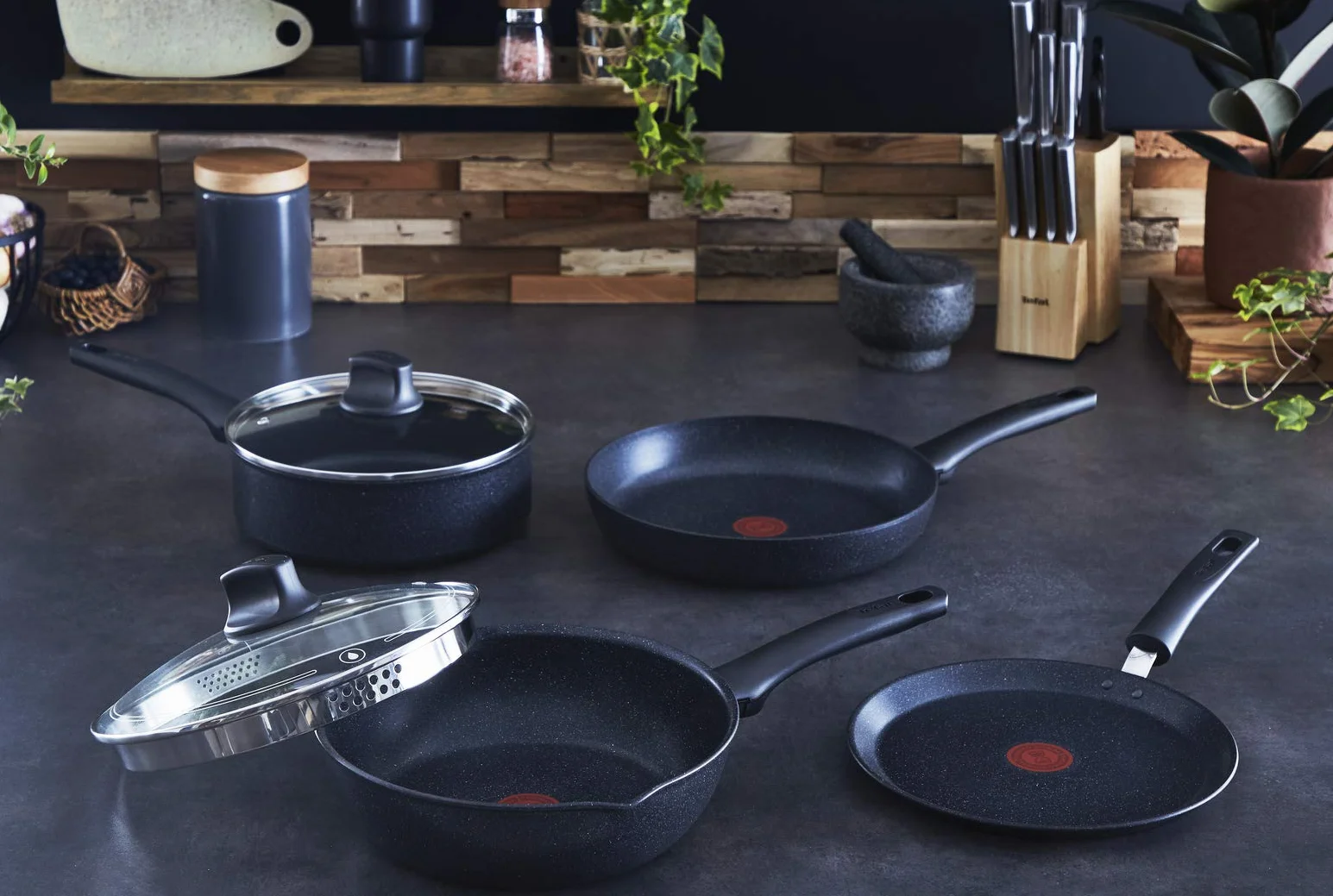 TEFAL Black Stone G2813872 Patelnia naleśnikowa 25cm, nieprzywierająca powłoka Mineralia+, wskaźnik Thermo-Signal, grube dno Thermo-Fusion, Bez ołowiu i kadmu, łatwe czyszczenie, Czarny