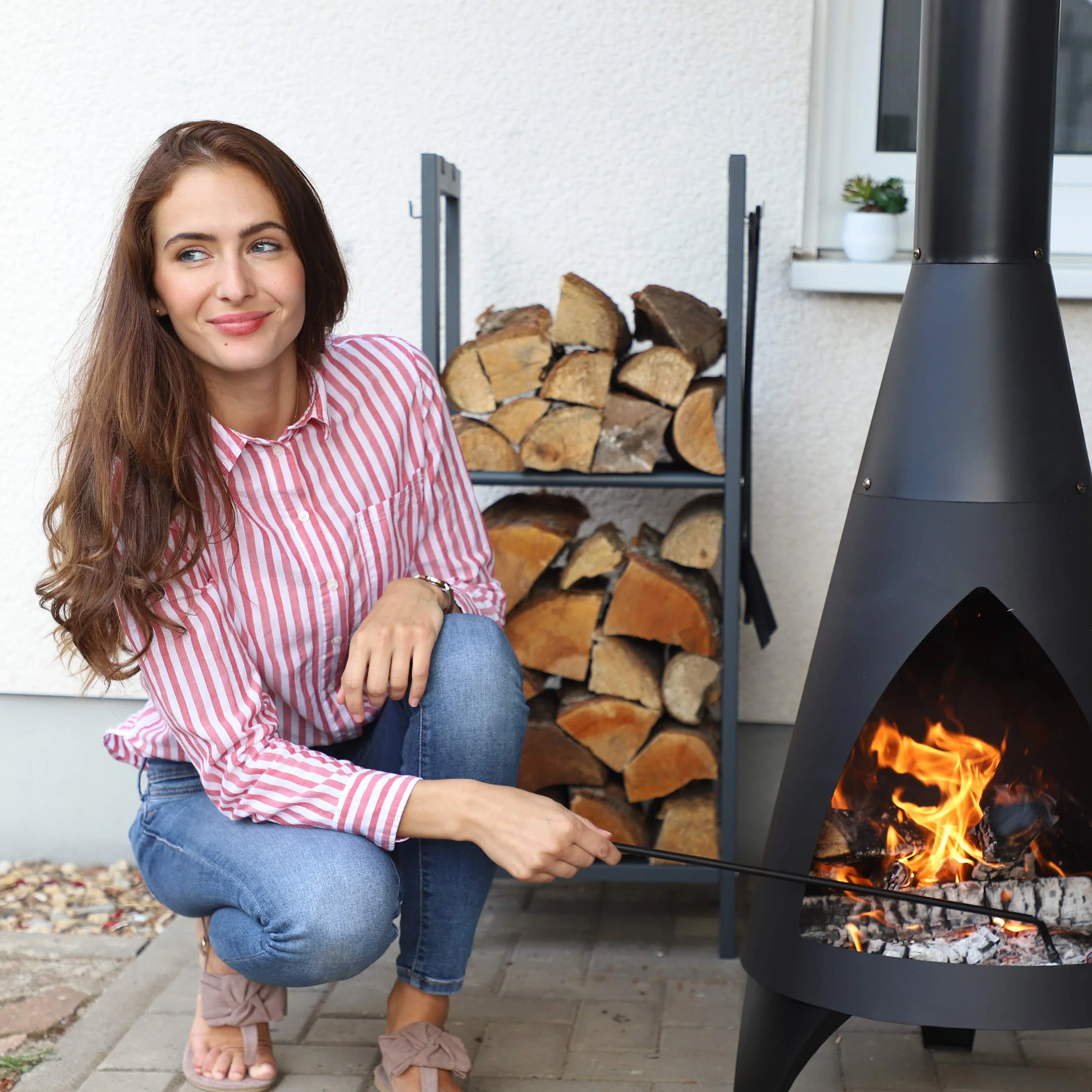 Relaxdays, antracytowy regał na drewno kominkowe z 2 półkami, ze stali, 4 haczyki na sztućce kominkowe, regał na drewno opałowe, wys. x szer. x gł.: 100 x 40 x 30 cm, 100 x 40 x 30 cm