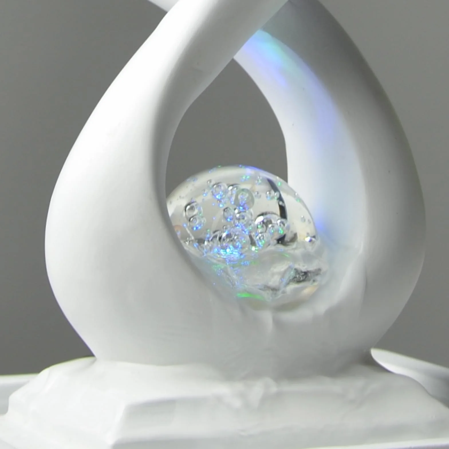 Zen'Light - Nowoczesna fontanna wewnętrzna Amor White z kolorowym światłem LED - Wystrój w stylu sztuki współczesnej, idealna medytacja i relaks - Oryginalny design Obrotowa kula zamknięta -
