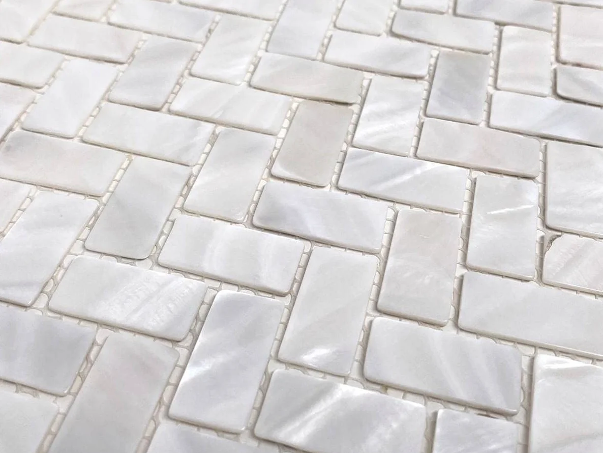 Oryginalna mozaika z masy perłowej z muszli ostrygi w jodełkę do kuchni, ścian łazienkowych, spa, basenów od Vogue Tile by Vogue Tile