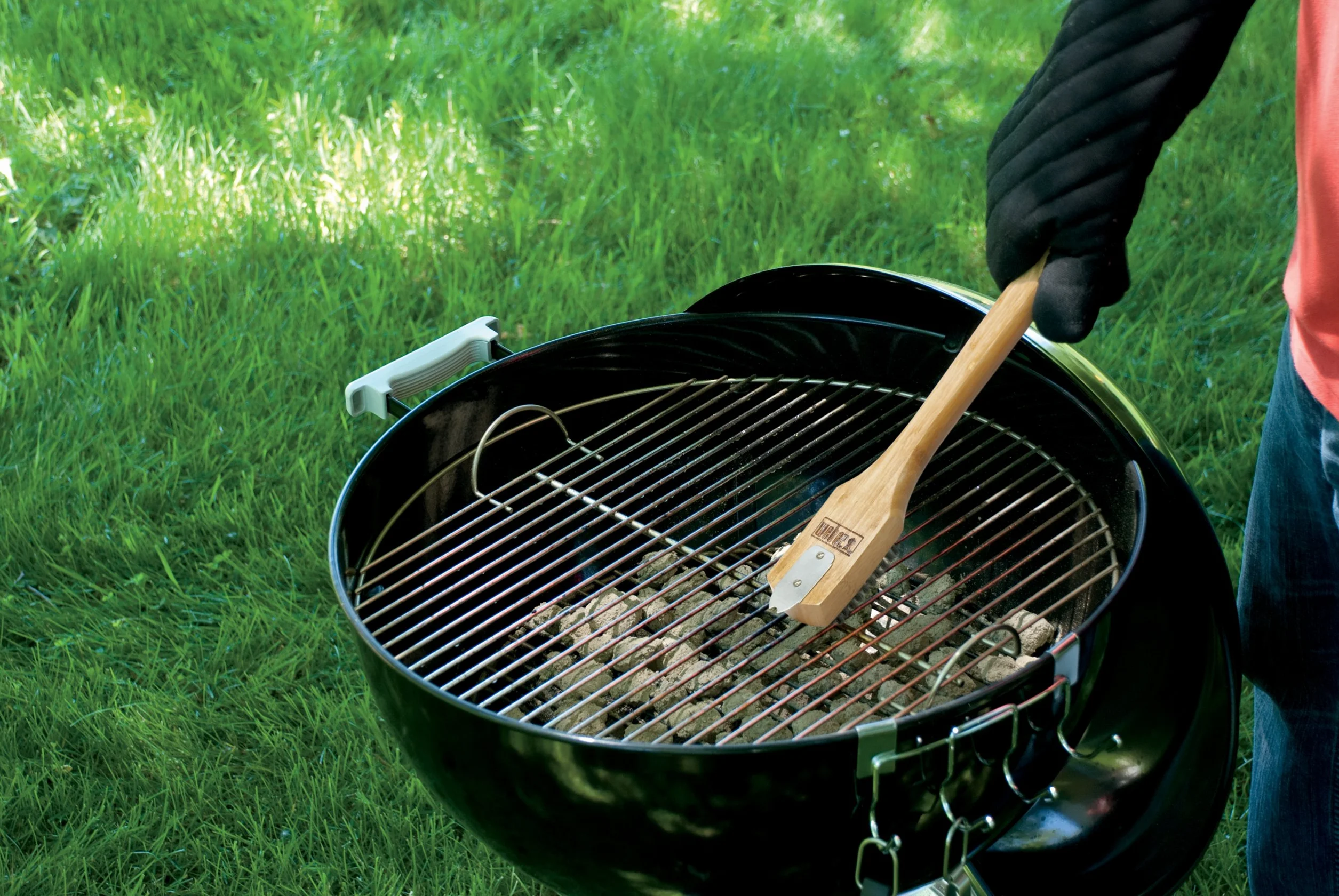 Weber 6463 Grillb z uchwytem z drewna bambusowego, 30 cm, czyszczenie grilla, grill na węgiel drzewny, czarny