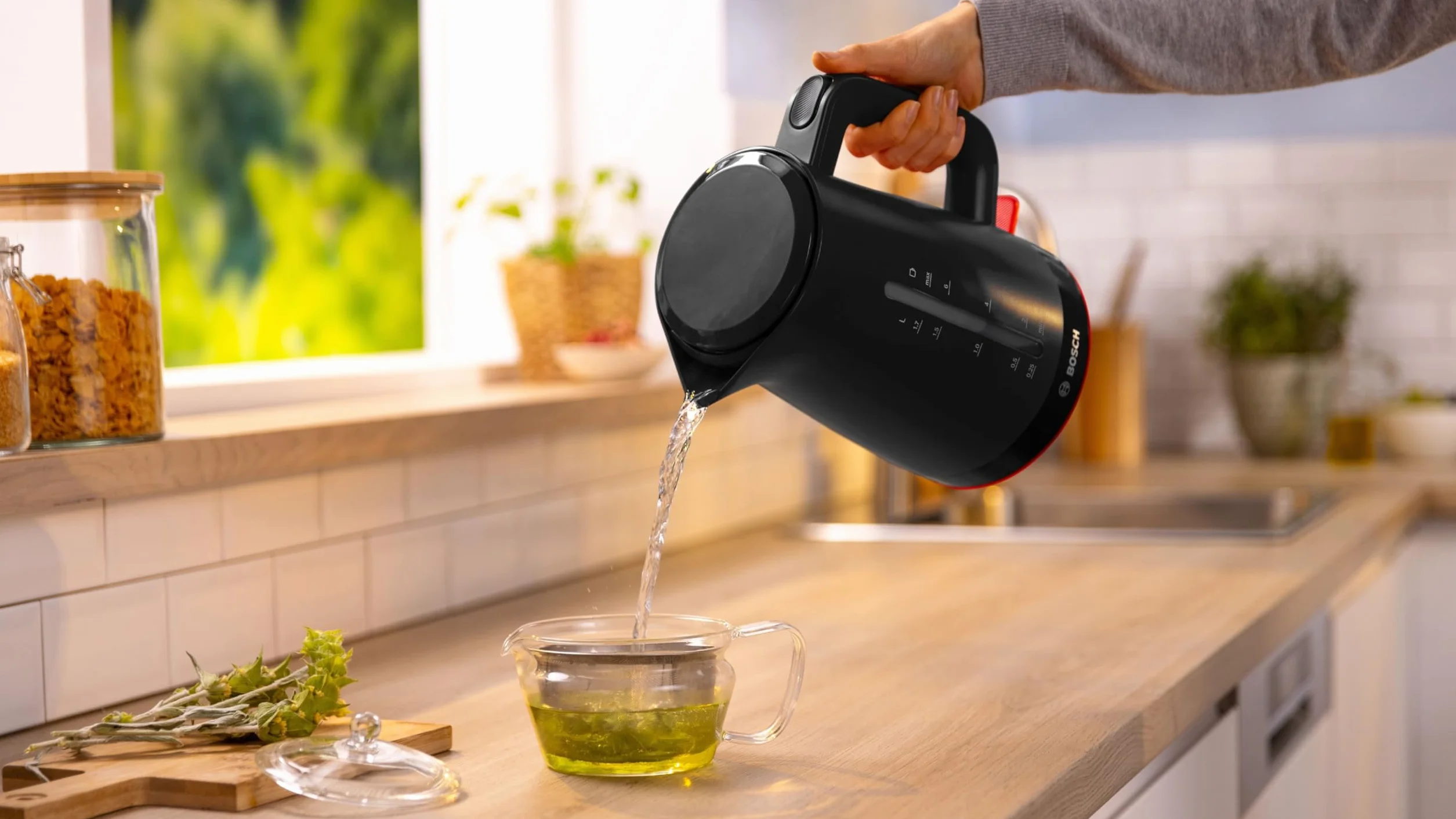 Bosch MyMoment TWK3M123 bezprzewodowy czajnik elektryczny, automatyczne wyłączanie, zabezpieczenie przed przegrzaniem, wskaźnik kubka, dwustronny wskaźnik poziomu wody, wyjmowany filtr kamienia, 1,7