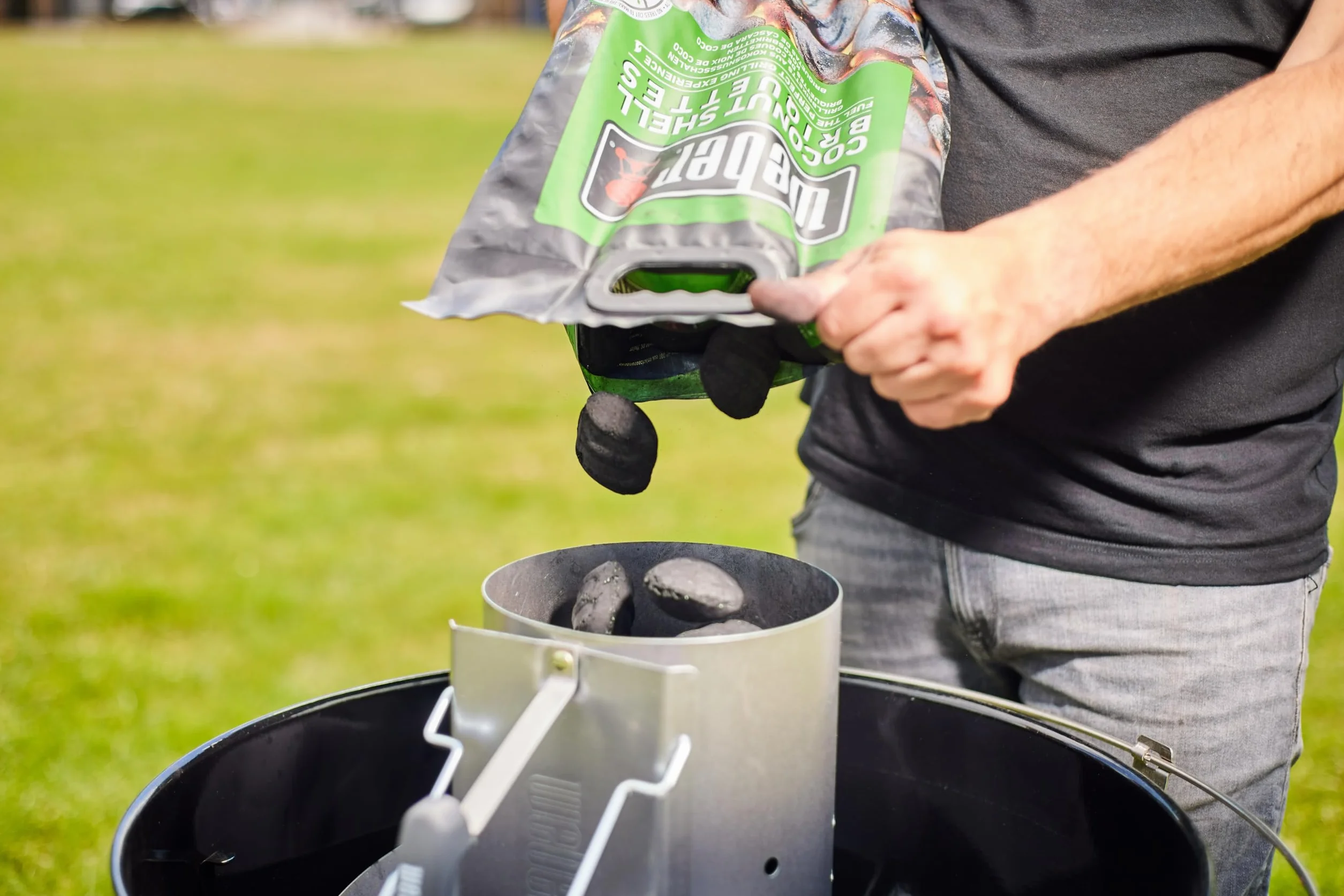 Weber Brykiet do Grilla z Skorupek Kokosowych (2kg Worek), Wydajny, do Długiego i Stabilnego Żaru, Idealny do Długiego Grillowania Mięsa, 100% Naturalny (18450)