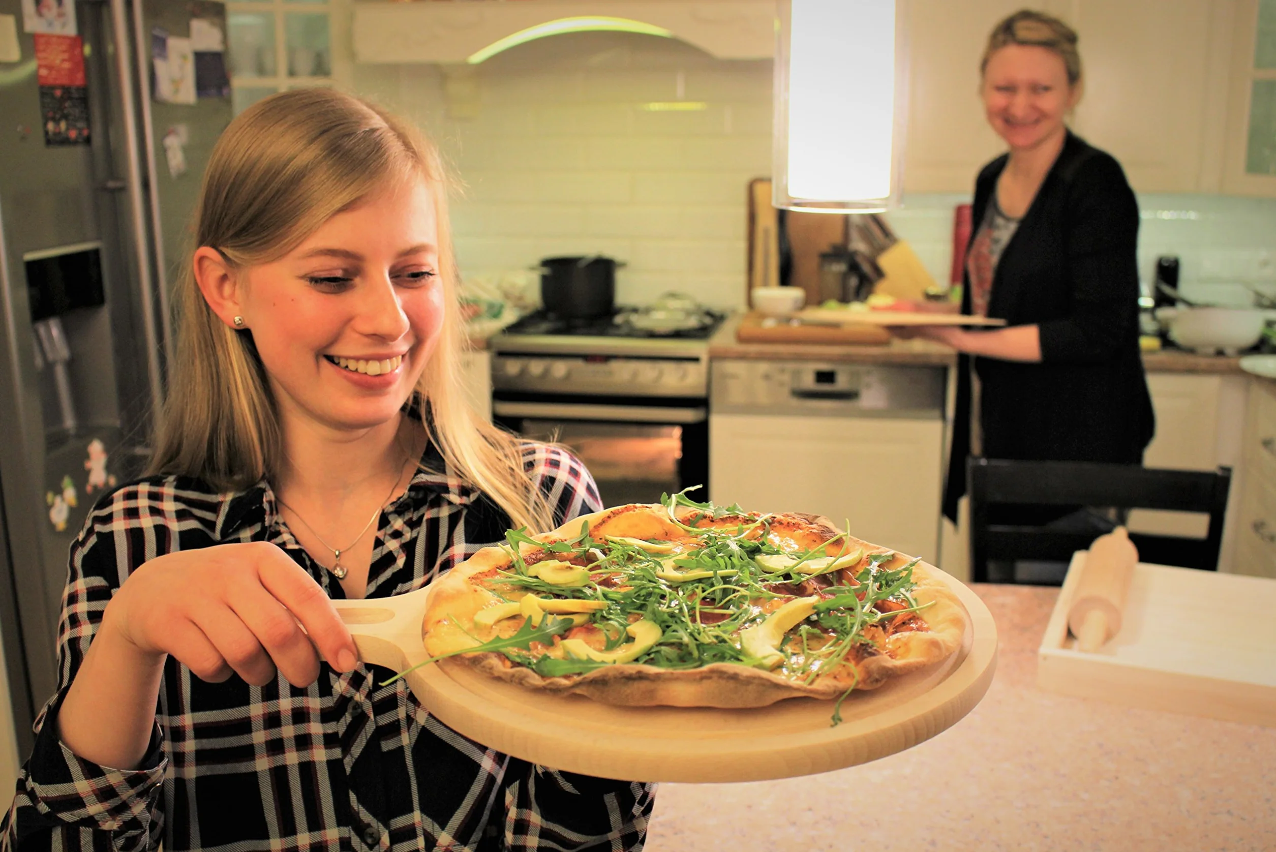 EFO Wysokiej jakości drewniana łopata do pizzy - okrągła deska do krojenia - szpatułka do pizzy do piekarnika lub grilla, idealna do domowego pieczenia ciasta na pizzę - drewniana deska do serwowania