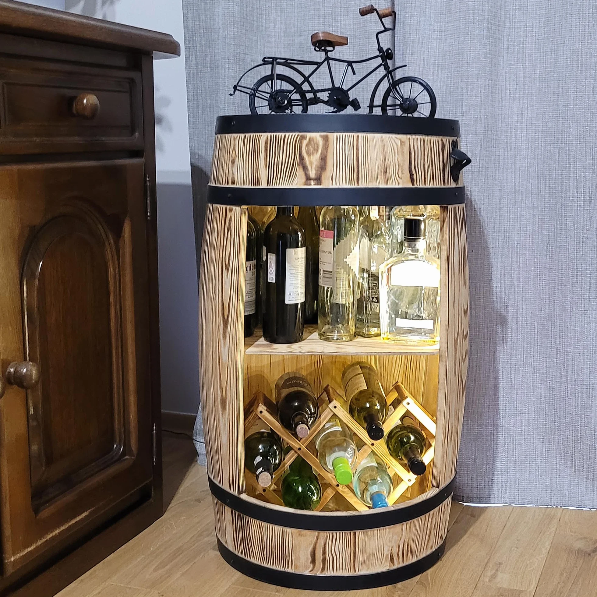 weeco Drewniany regał na wino z lampkami LED i uchwytem na wino – drewniana beczka na szklanki i butelki – beczka – szafka na wino – zestaw upominkowy – stojak na wino 80 x 50 cm