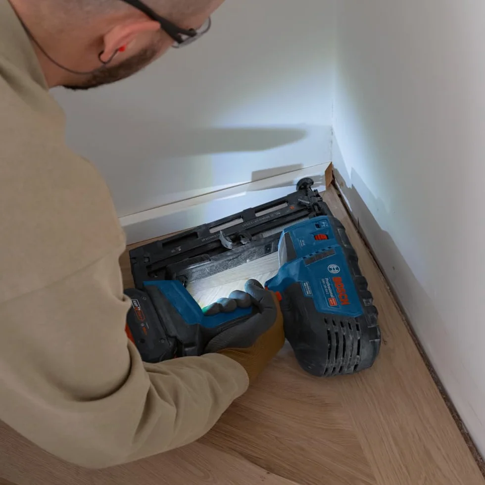 Bosch Professional 18 V System akumulatorowy gwoździarka do drewna GNH 18V-64-2 (wyzwalanie pojedynczego strzału, nadaje się do następujących gwoździ: 32-64 mm, 16 ga (1,6 mm) i kąt magazynka 20°,