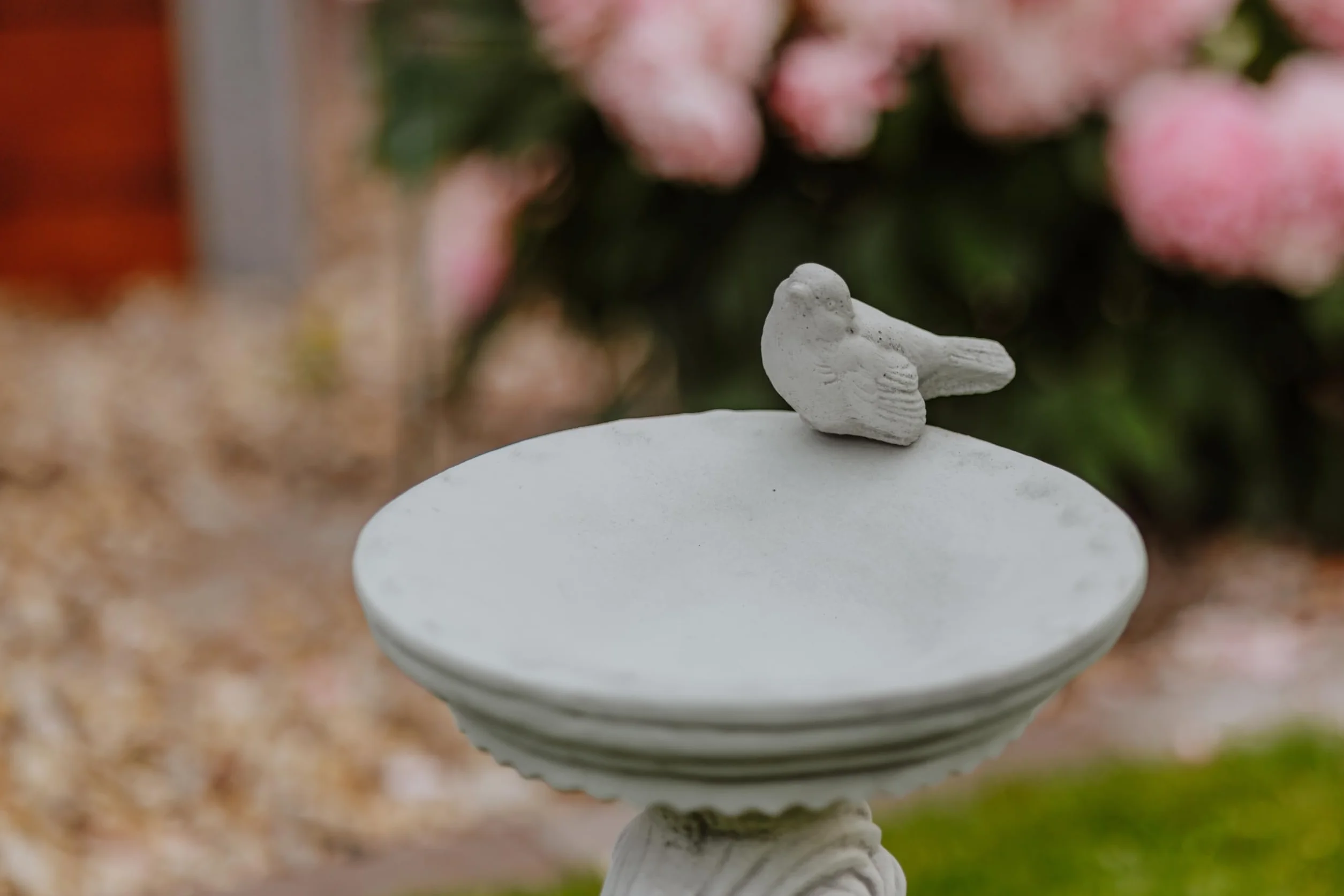 gartendekoparadies.de Chłopiec z dużym poidłem dla ptaków, kamienna figurka wys. 54 cm, 18 kg, szara, odporna na mróz z odlewu kamiennego do użytku na zewnątrz