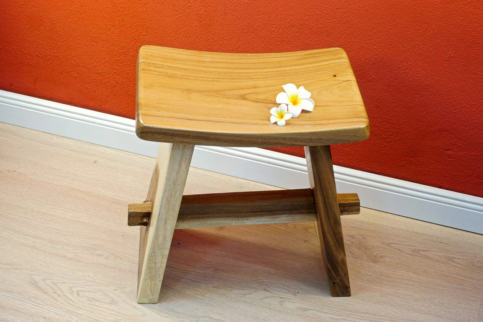 Kinaree Japan Teak Taboret Suzie – 41 cm taboret z drewna tekowego z zakrzywionym siedziskiem – nadaje się również jako taboret łazienkowy lub podnóżek