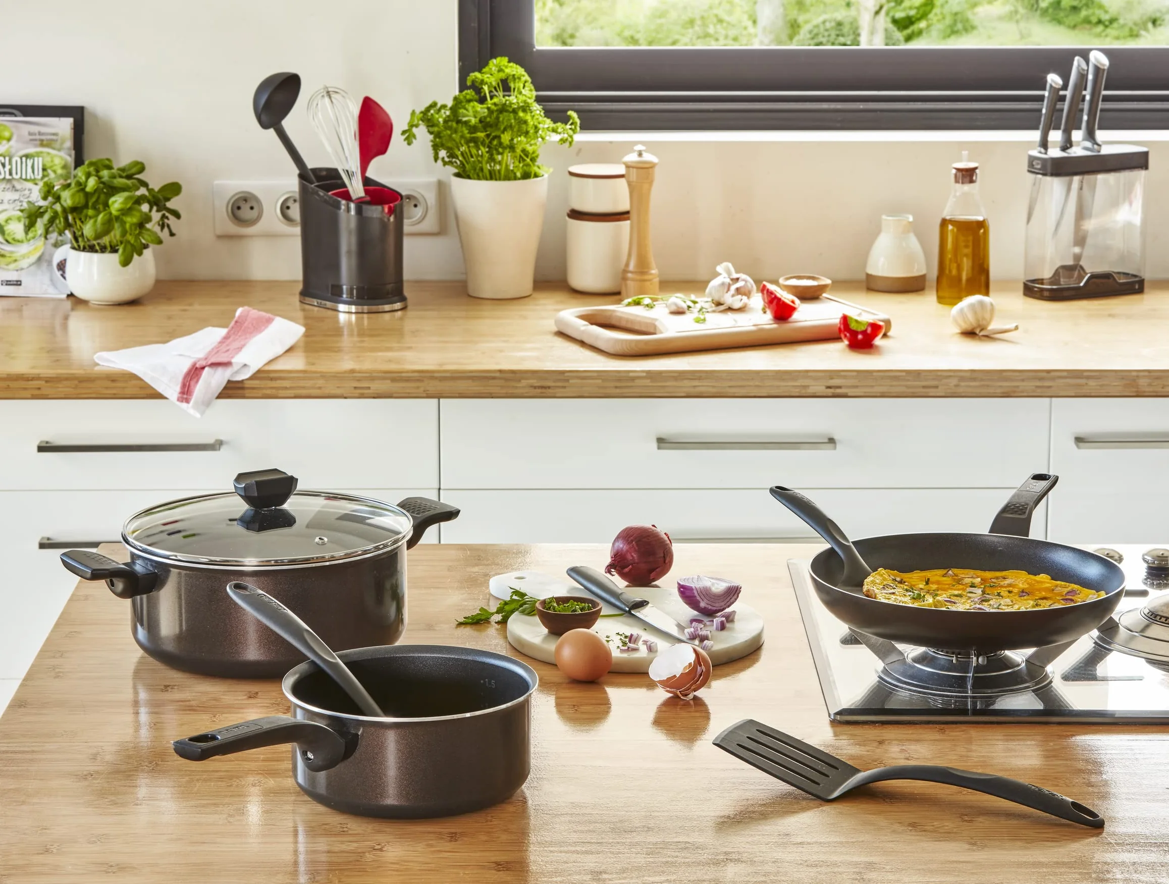 Tefal Sauteuse 24 cm + pokrywa, Wszystkie palniki oprócz indukcji, Powłoka nieprzywierająca, Made in France, Easy Cook&Clean B5543202, Nc
