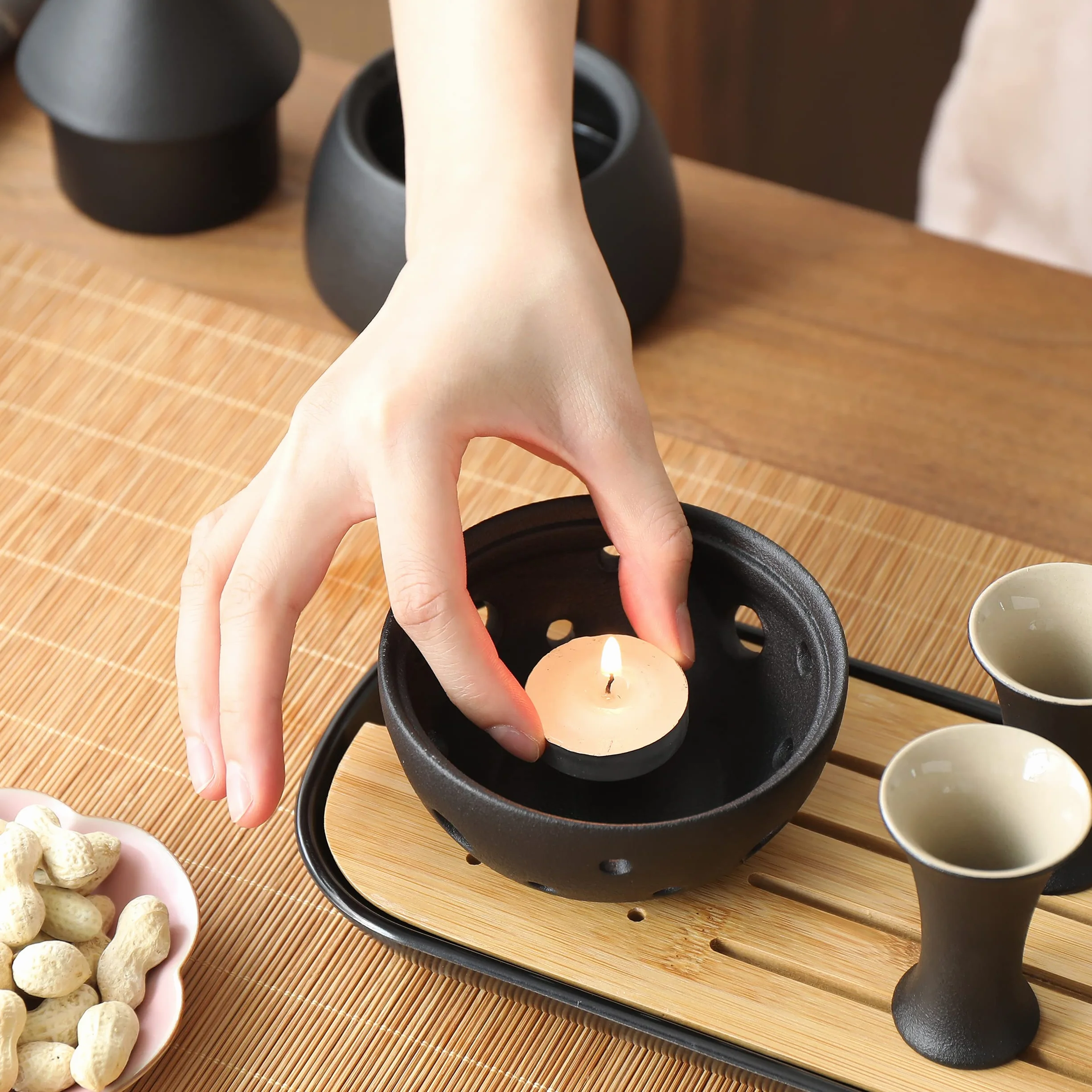 TEANAGOO Tradycyjny japoński zestaw do sake, karafka do sake (170 g) z 6 kubkami do sake (25,5 g) do gorącego lub zimnego japońskiego likieru soju z tacą bambusową do serwowania zestawów upominkowych