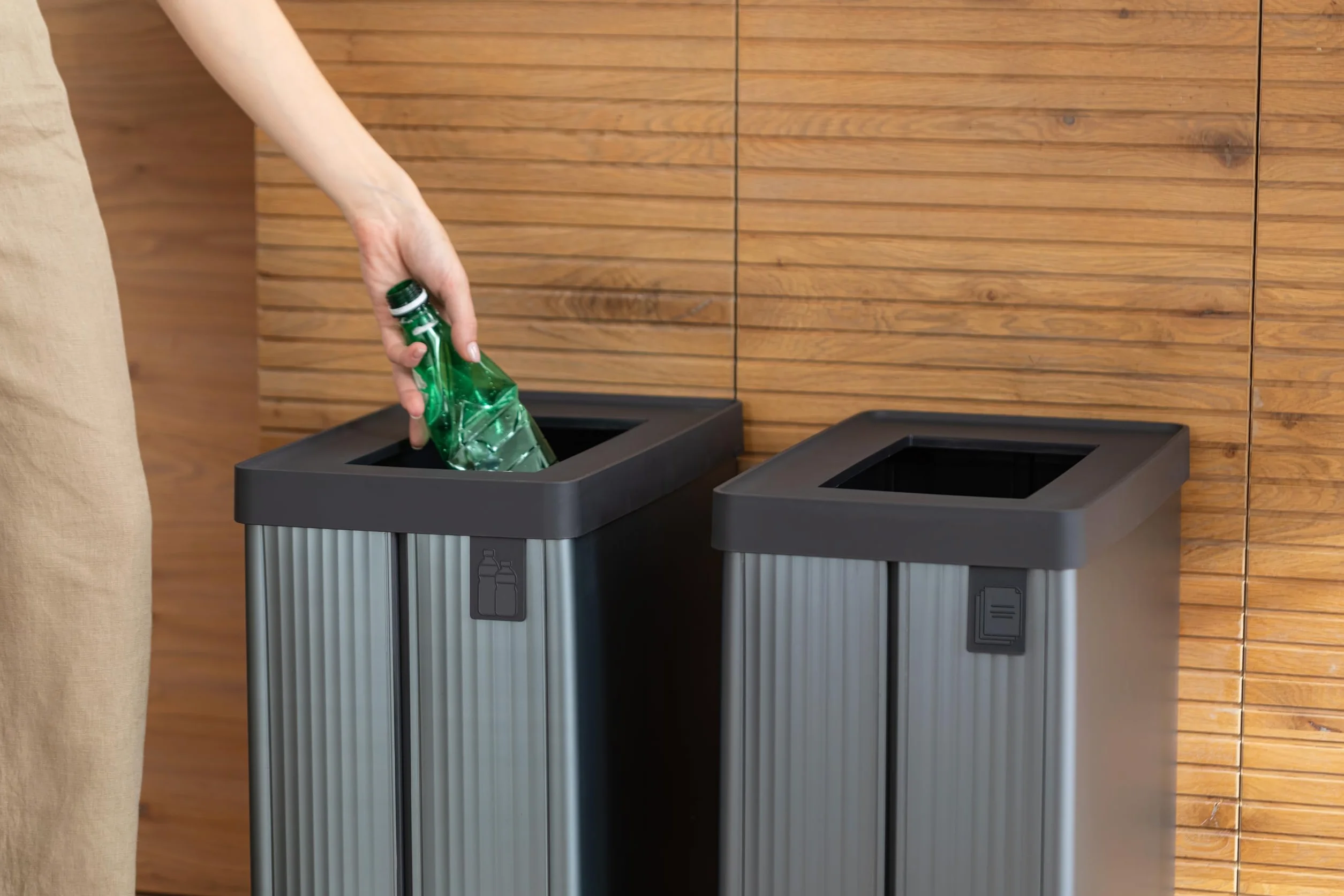 CURVER Keter Verto Kosz do recyklingu 54 l, podwójne przegrody, pokrywa z recyklingu, łatwe sortowanie, elegancki design, perłowy niebieski