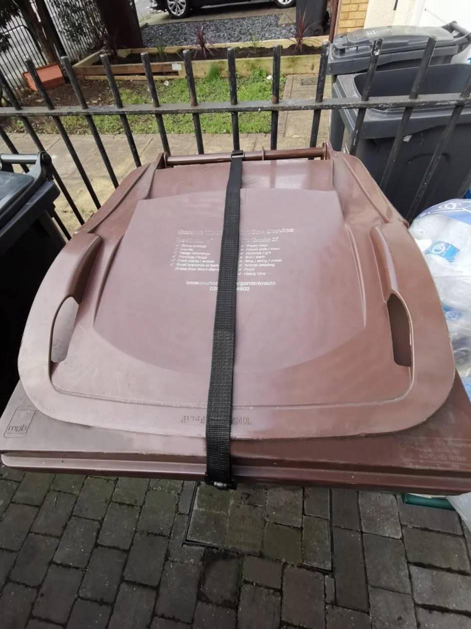 2 szt. Pokrywa kosza na śmieci na kółkach, regulowane zabezpieczenie, czarne klipsy do paska, zamek 120/240 l, ochrona przed wiatrem, burzą, zwierzętami,