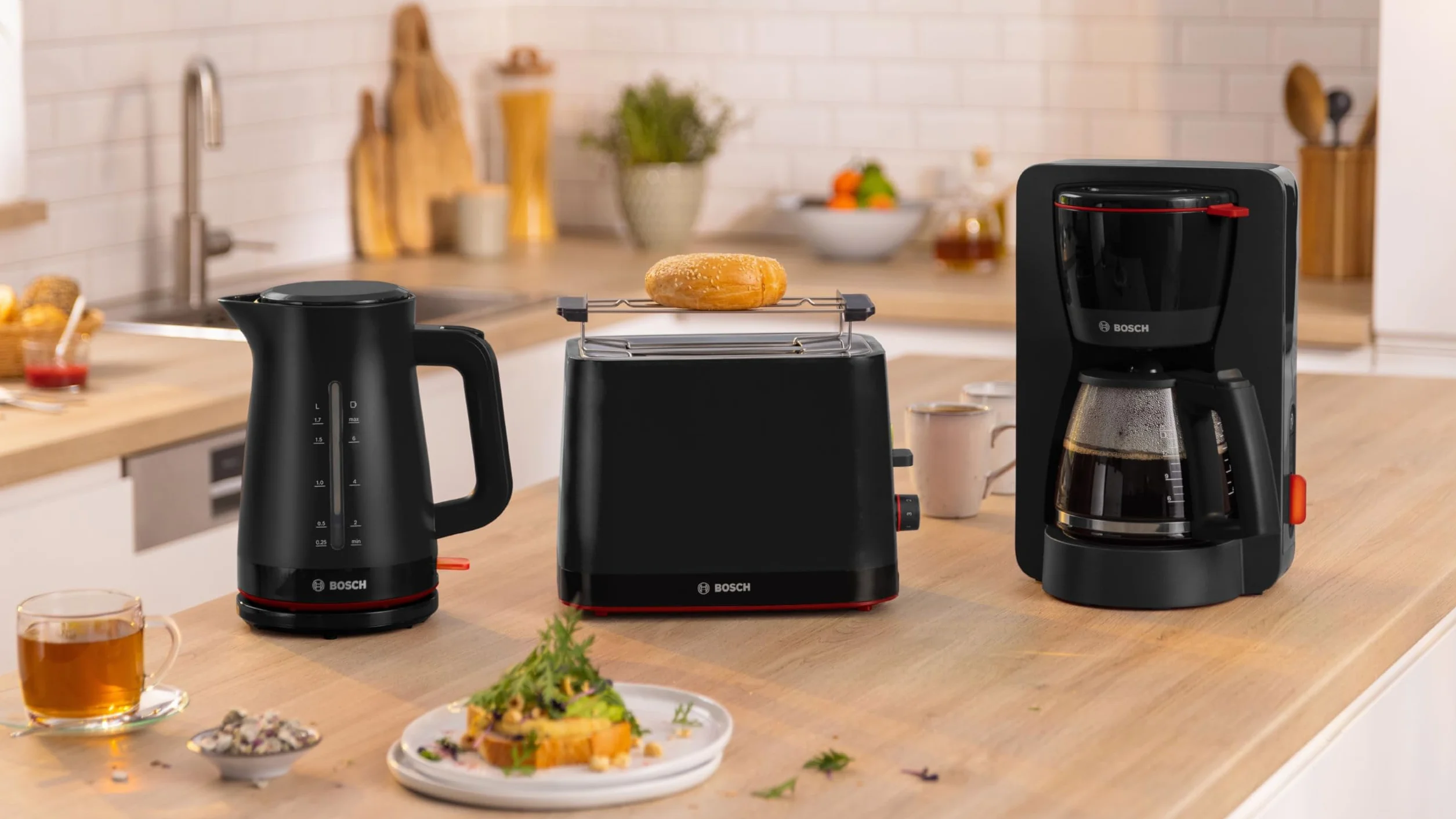 Bosch MyMoment TWK3M123 bezprzewodowy czajnik elektryczny, automatyczne wyłączanie, zabezpieczenie przed przegrzaniem, wskaźnik kubka, dwustronny wskaźnik poziomu wody, wyjmowany filtr kamienia, 1,7