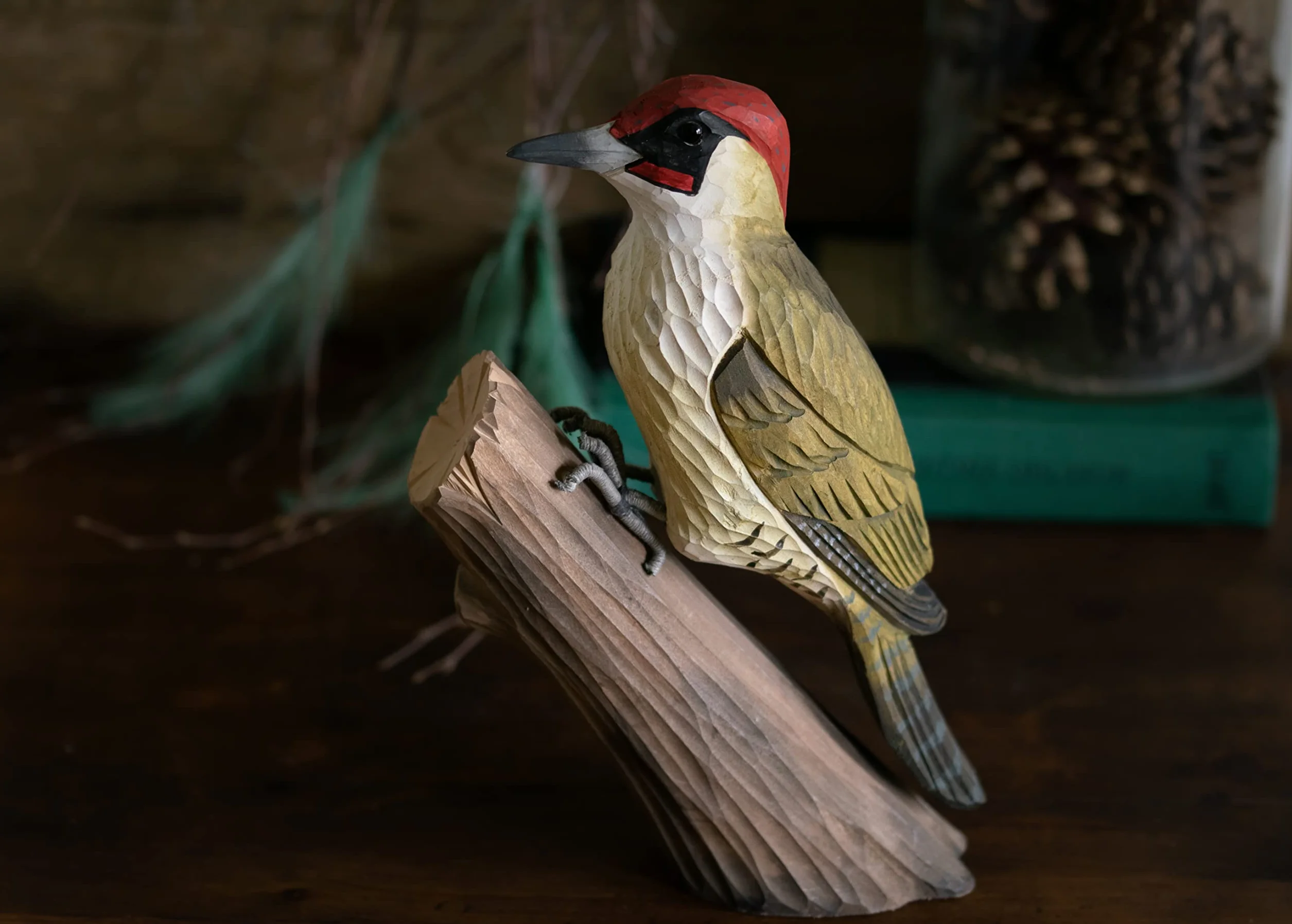 WILDLIFEGARDEN WG452 DecoBird dzięcioł zielony - ręcznie rzeźbiony dekoracyjny ptak z drewna - duże ptaki europejskie
