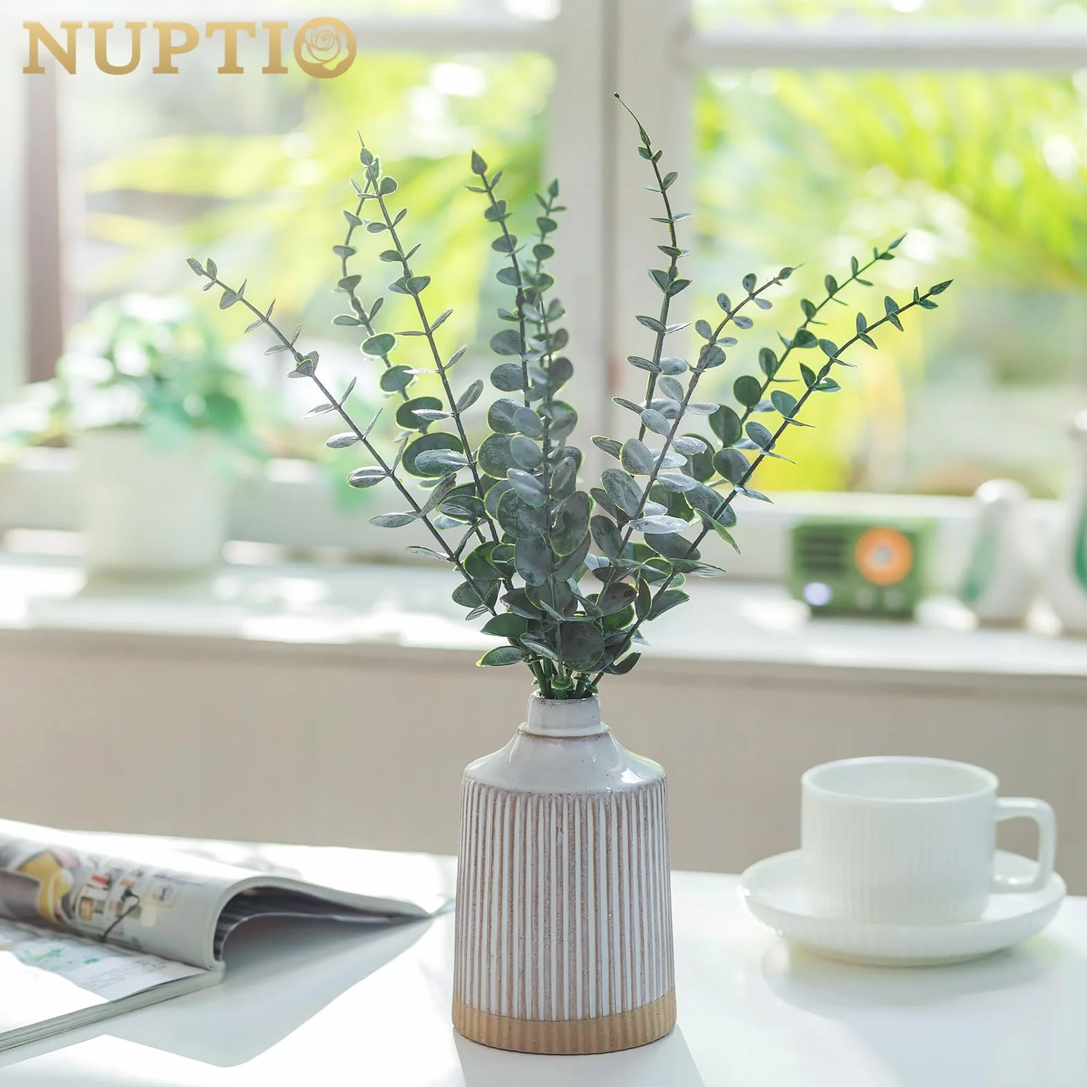 NUPTIO Sztuczny eukaliptus w wazonie ceramicznym: sztuczne łodygi roślin z wazonem do kuchni sypialni łazienki wystrój - wiosenny eukaliptus centralny element na półkę biurową stolik kawowy zestaw 1