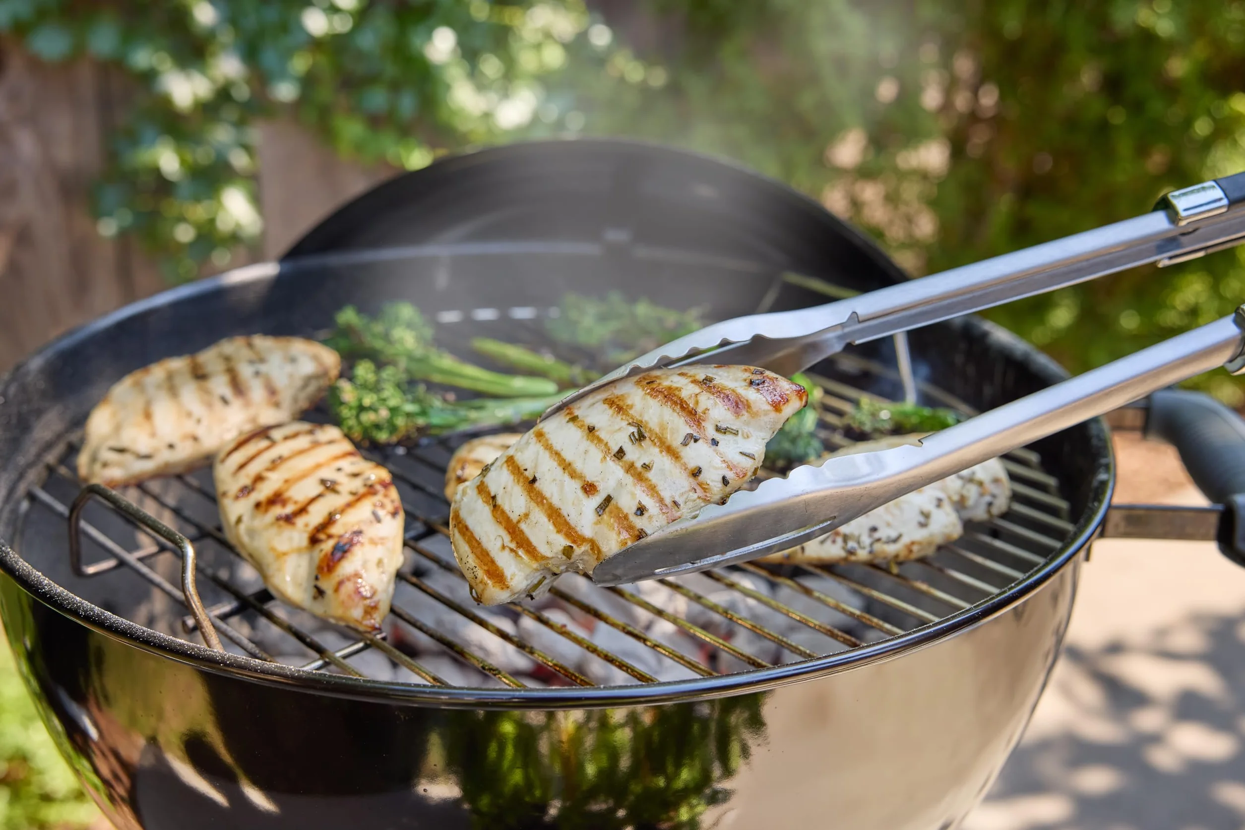 Weber Grill Węglowy Weber Original Kettle, Pokrywa i Misa Pokryte Emalią Porcelanową, Powierzchnia Grillowania 47cm, System Czyszczenia One-Touch, Termometr w Pokrywie, Stojak Trójnożny, Kółka, Czarny