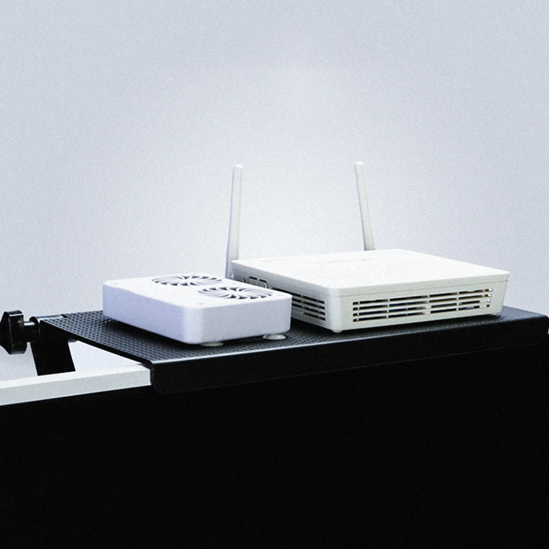 Retoo Półka na ekran, telewizor, regulowana górna półka na monitor, stojak na telefon komórkowy, pudełka na media, konsolę do gier, router 35 x 16,5 x 2 cm, czarny