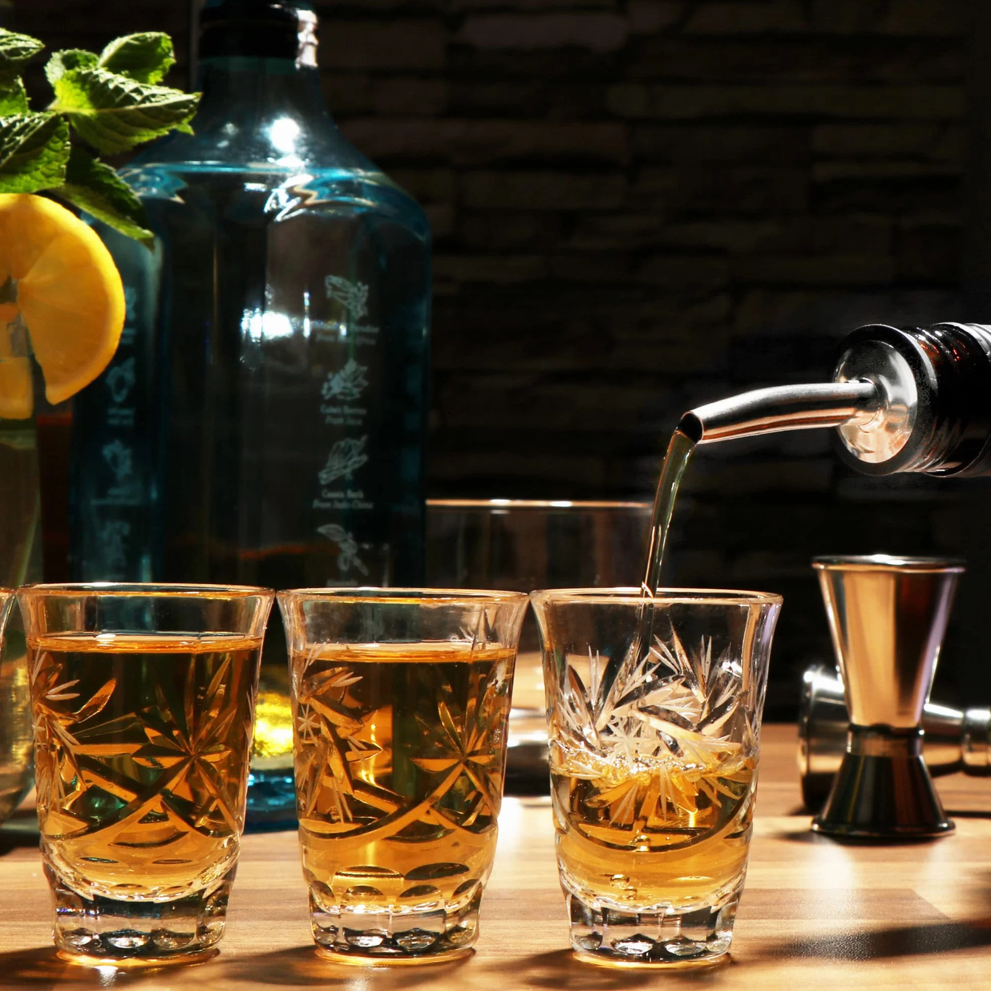COM-FOUR® 6x Nalewaki do butelek z pokrywka – Dozownik ze stali nierdzewnej – Idealny do alkoholu, rumu, whisky, koktajli, octu i oleju (06 sztuk - srebrny - bez wieczka)