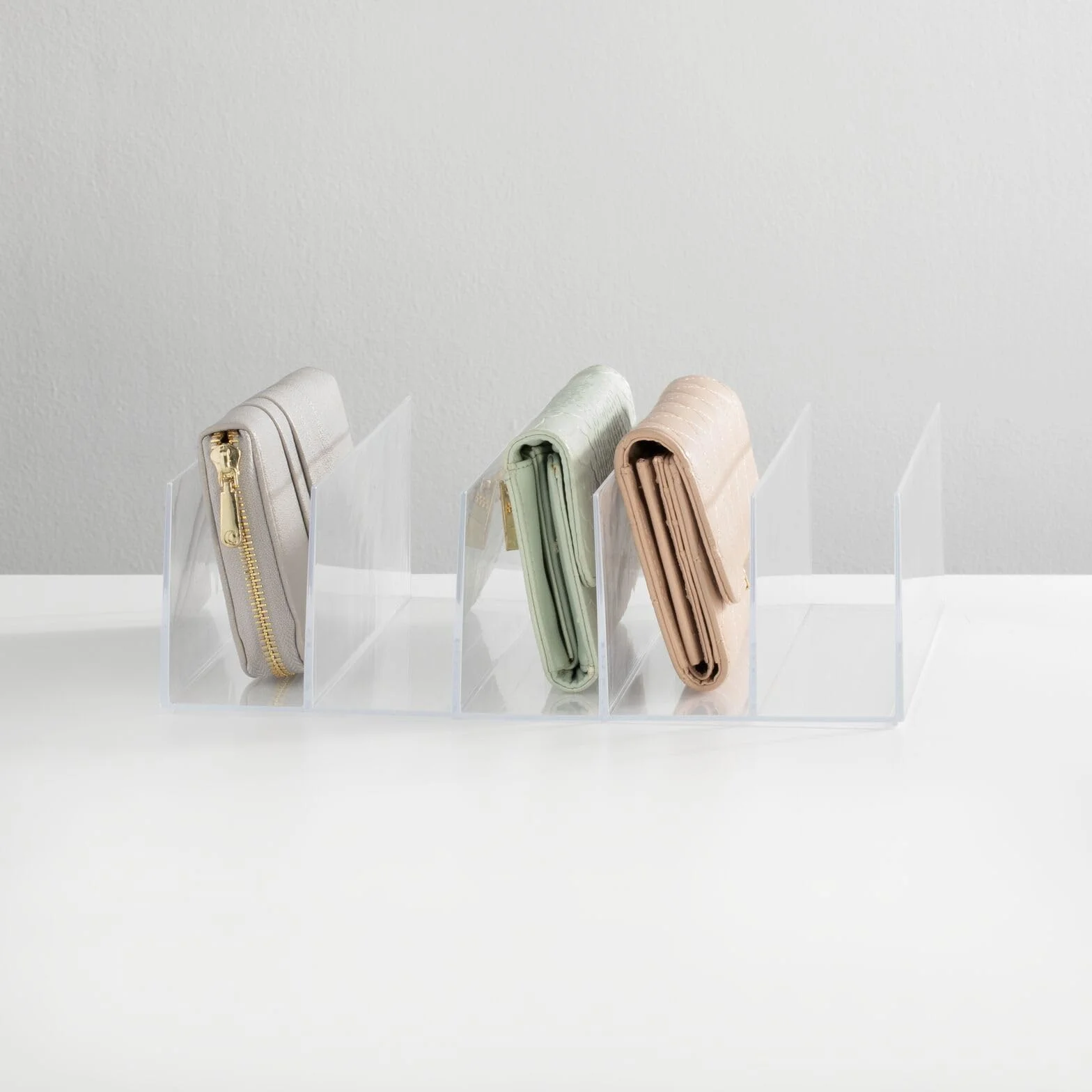 mDesign Plastikowy organizer do szafy – Elegancki i praktyczny stojak na torebki i inne akcesoria – Wielofunkcyjny organizer do garderoby, przedpokoju i szafy – 4-pack – Błękitny przezroczysty