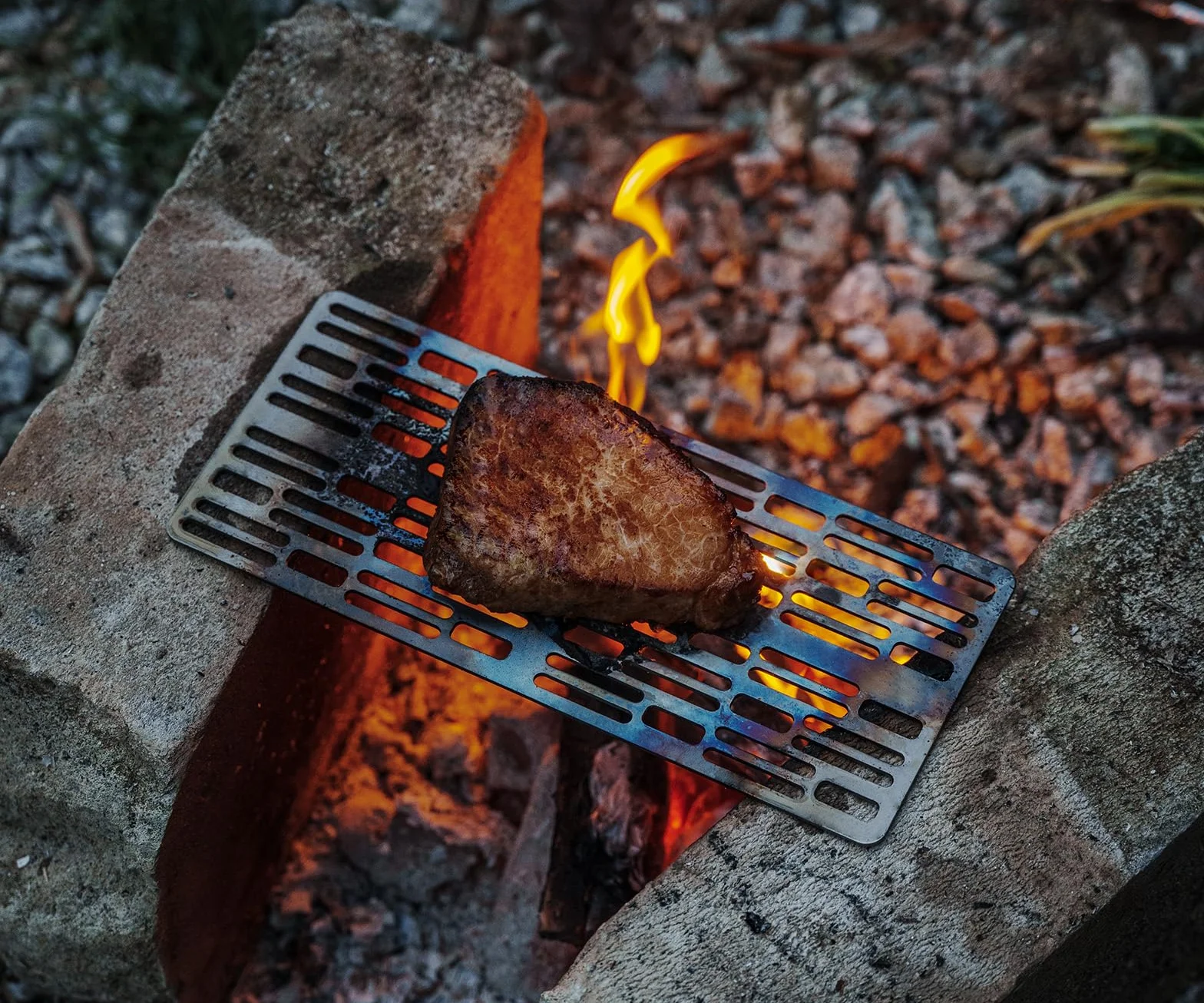 iBasingo Zewnętrzny tytanowy ruszt do grilla, mini grill na węgiel drzewny, płyta kempingowa, stojak na garnki, pieczenie, chłodzenie, grill, obóz, siatka druciana i wiszący łańcuch do ogrodu,