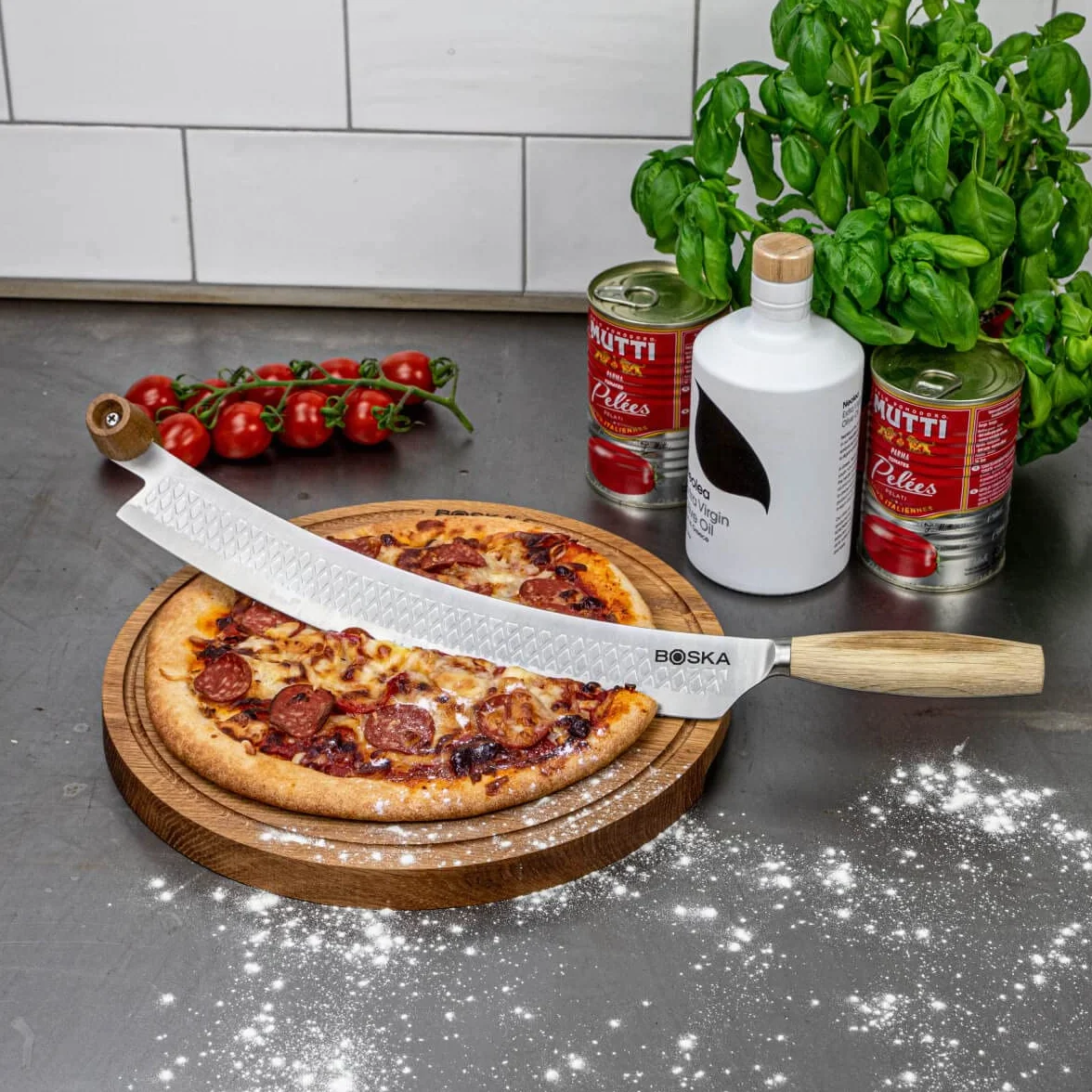 Boska Oslo+ Nóż do pizzy i sera/Powłoka nieprzywierająca BSF™ / Bezpieczne oburęczne użycie/Do pizzy i serów/Stylowy/Drewno dębowe i stal nierdzewna