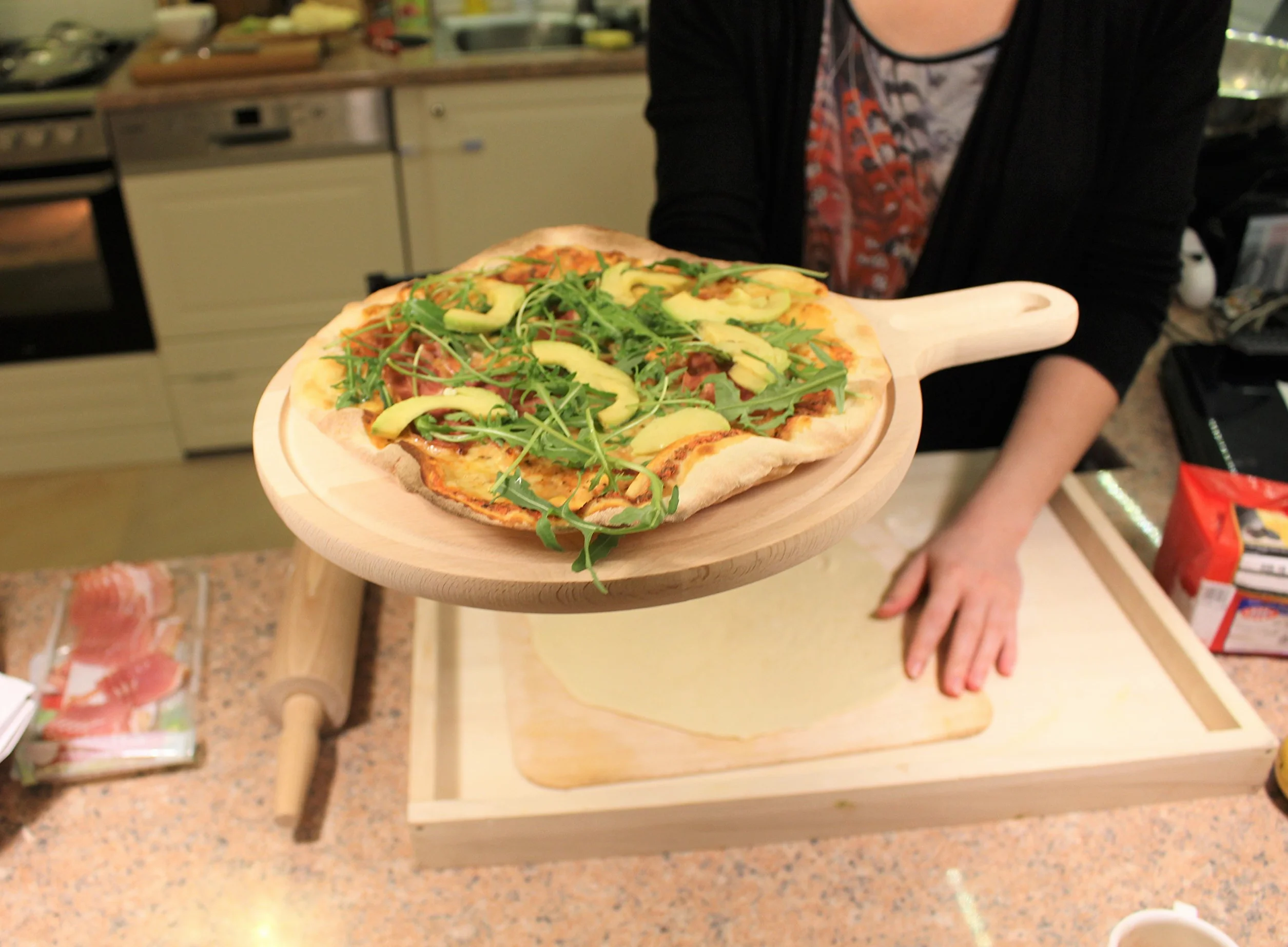 EFO Wysokiej jakości drewniana łopata do pizzy - okrągła deska do krojenia - szpatułka do pizzy do piekarnika lub grilla, idealna do domowego pieczenia ciasta na pizzę - drewniana deska do serwowania