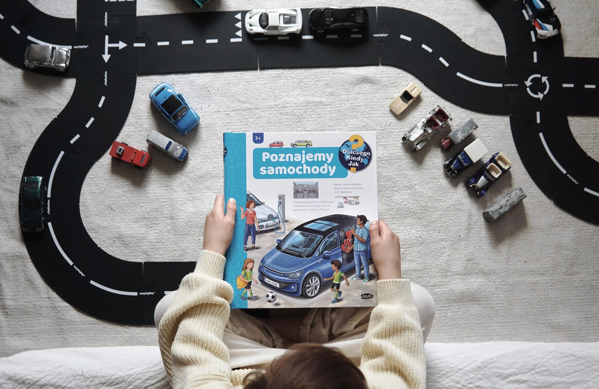 Poznajemy samochody Książka edukacyjna dla dzieci 3+ z okienkami Wszystko o motoryzacji Popularnonaukowa seria Dlaczego? Kiedy? Jak?
