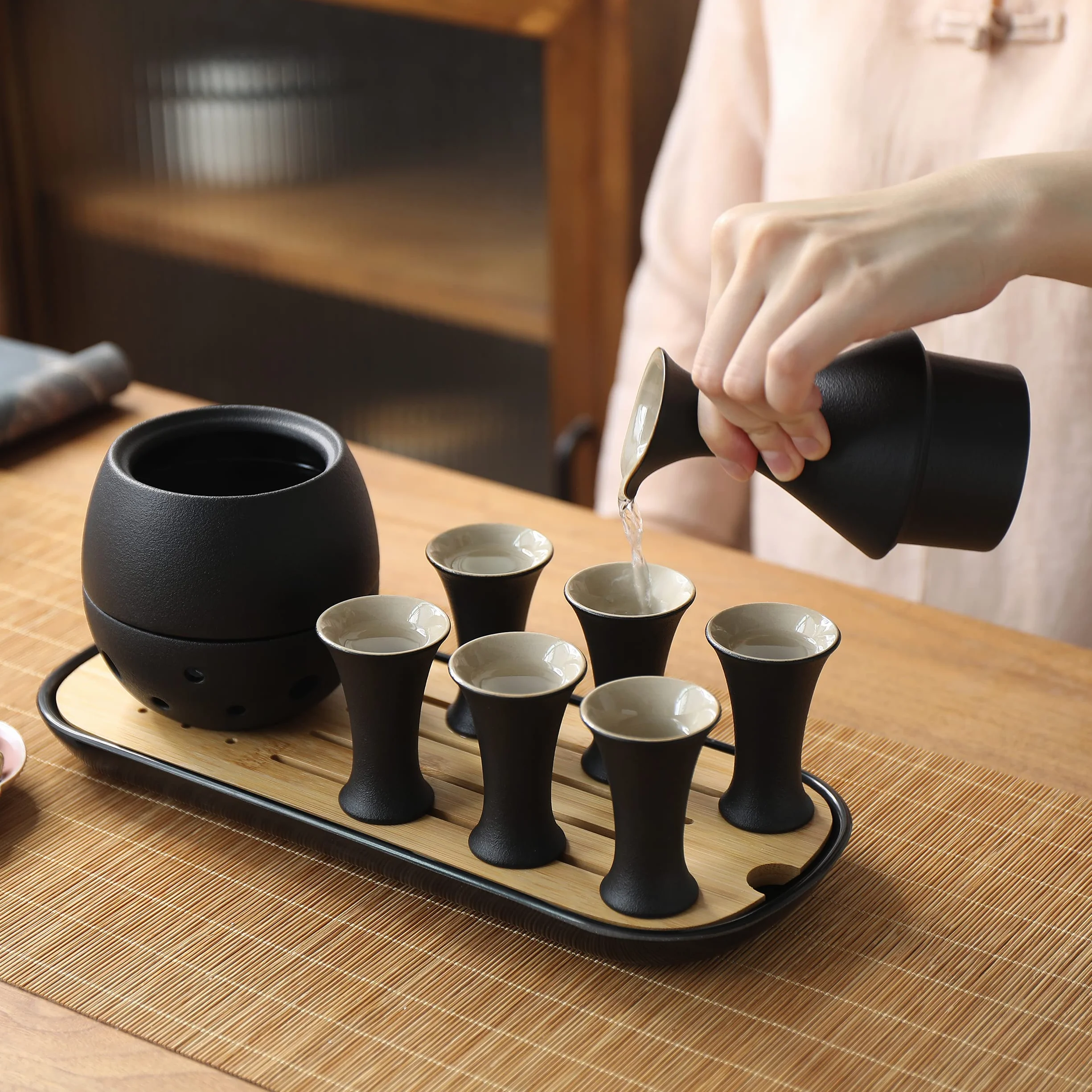 TEANAGOO Tradycyjny japoński zestaw do sake, karafka do sake (170 g) z 6 kubkami do sake (25,5 g) do gorącego lub zimnego japońskiego likieru soju z tacą bambusową do serwowania zestawów upominkowych