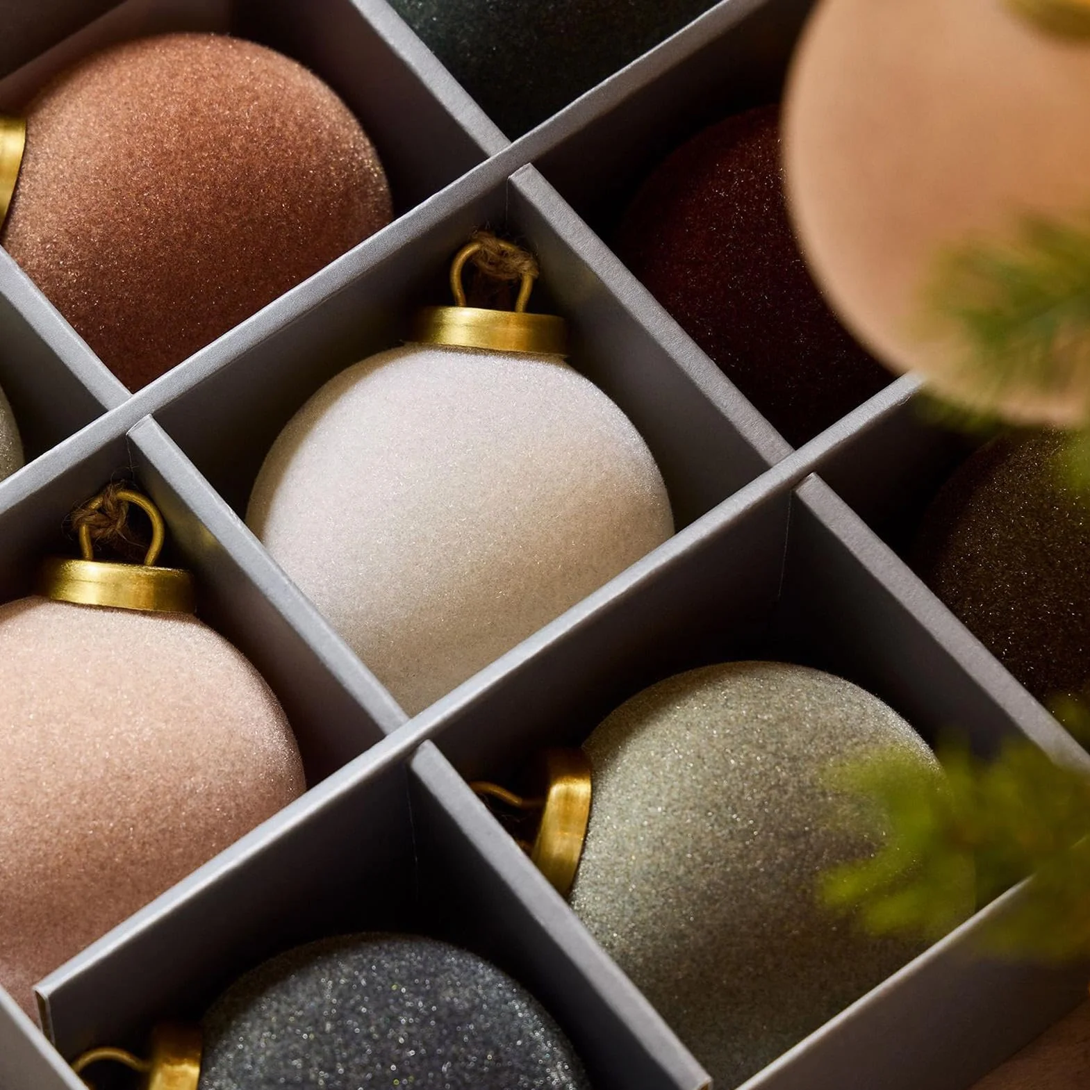 Flocked Ball Ornament, aksamitne ozdoby świąteczne, świąteczne kule, kreatywne ozdoby świąteczne, 3,15 cala płaskie, aksamitne, kreatywne błyszczące błyszczące ozdoby świąteczne do wystroju domu